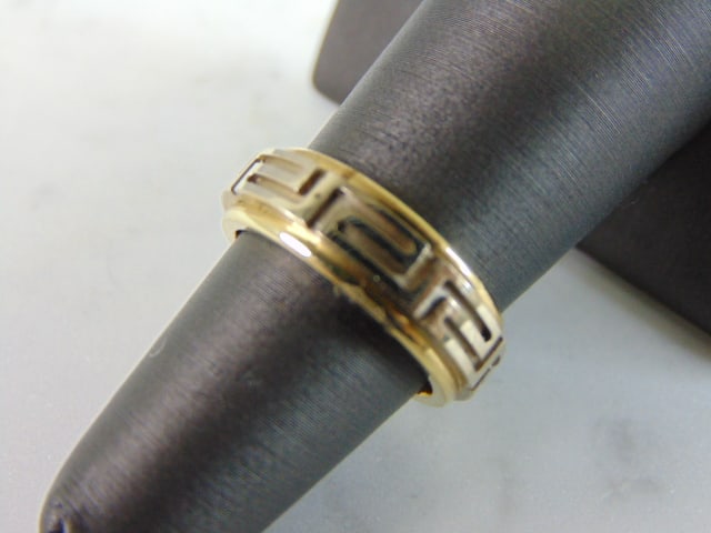 Mens Vintage Estate 14K Gold Greek Key Wedding Ring: A MENS VINTAGE ESTATE 14K YELLOW GOLD GREEK KEY RING. THE TOTAL WEIGHT IS 8.8g AND IS A SIZE 6.0. THE WIDTH OF THE RING IS 1/4". RING IS STAMPED "14k, UD". ANY QUESTIONS, PLEASE DON'T HESITATE TO ASK.
