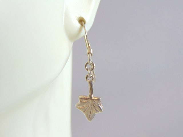 Womens Vintage Estate Sterling Silver Dangle Earrings: A PAIR OF WOMENS VINTAGE ESTATE STERLING SILVER DANGLE EARRINGS. THE EARRINGS WEIGH 1.1g. THE EARRING MEASURES 1 1/4" LONG AND 3/8" WIDE. MAKES A LOVELY GIFT FOR THAT SOMEONE SPECIAL. ANY QUESTIONS, P