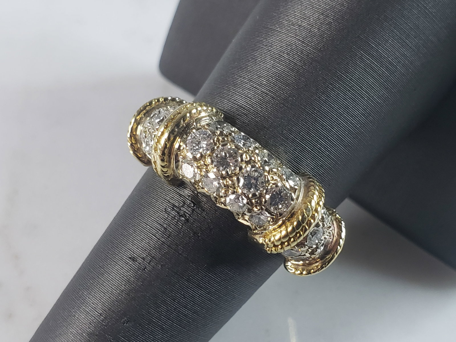 Womens Vintage Estate 18K Yellow Gold Diamond Ring: A LOVELY WOMENS VINTAGE 18K YELLOW GOLD RING WITH TOTAL 1.2cts OF DIAMONDS. THE TOTAL WEIGHT IS 7.4g, AND IS A SIZE 7.5. RING IS MARKED 18K. ANY QUESTIONS PLEASE DONT HESITATE TO ASK. BE SURE TO CHECK