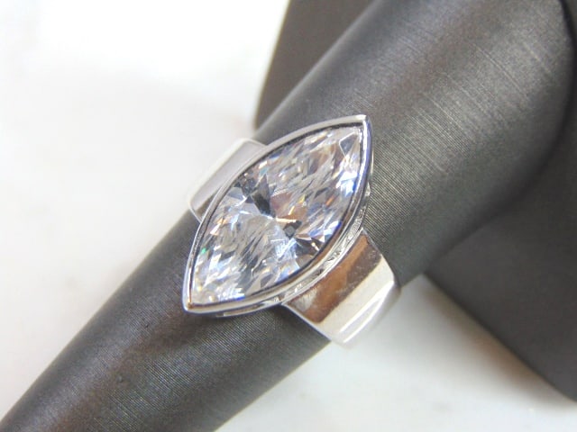 Womens Vintage Estate Sterling Silver CZ Ring: A WOMENS VINTAGE ESTATE STERLING SILVER CZ RING. THE RING SIZE IS A 7.25, AND WEIGHS 8.1g. THIS WOULD MAKE A NICE GIFT FOR THAT SOMEONE SPECIAL. ANY QUESTIONS PLEASE DO NOT HESITATE TO ASK. BE SURE TO