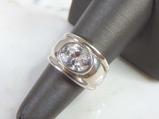 Womens Vintage Estate Sterling Silver CZ Ring: A WOMENS VINTAGE ESTATE STERLING SILVER CZ RING. THE RING SIZE IS A 6.5, AND WEIGHS 8.5g. THIS WOULD MAKE A NICE GIFT FOR THAT SOMEONE SPECIAL. ANY QUESTIONS PLEASE DO NOT HESITATE TO ASK. BE SURE TO 