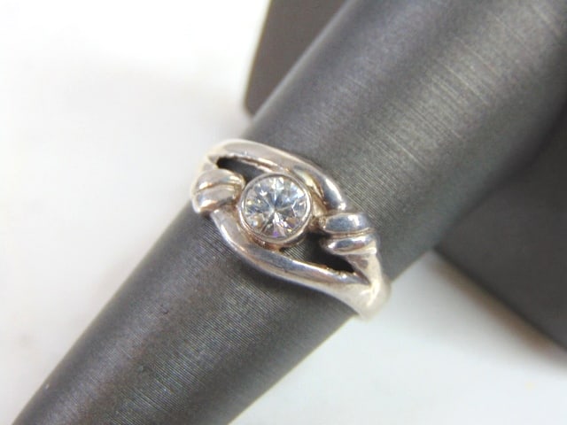 Womens Vintage Estate Sterling Silver CZ Ring: A WOMENS VINTAGE ESTATE STERLING SILVER CZ RING. THE RING SIZE IS A 7.75, AND WEIGHS 3.3g. THIS WOULD MAKE A NICE GIFT FOR THAT SOMEONE SPECIAL. ANY QUESTIONS PLEASE DO NOT HESITATE TO ASK. BE SURE TO