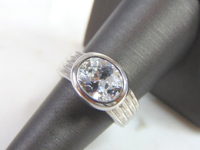 Womens Vintage Estate Sterling Silver CZ Ring: A WOMENS VINTAGE ESTATE STERLING SILVER CZ RING. THE RING SIZE IS A 7.5, AND WEIGHS 11g. THIS WOULD MAKE A NICE GIFT FOR THAT SOMEONE SPECIAL. ANY QUESTIONS PLEASE DO NOT HESITATE TO ASK. BE SURE TO C