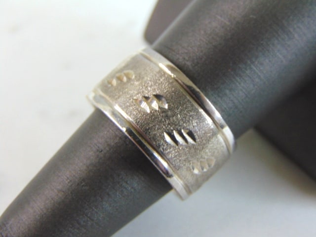 Mens Vintage Estate 14K White Gold Wedding Band Ring: A MEN'S VINTAGE ESTATE 14K WHITE GOLD WEDDING BAND THAT WEIGHS 11.2g. THE RING SIZE IS A 7.5, AND IS ABOUT 3/8" WIDE. RING IS STAMPED " 14K". ANY QUESTIONS PLEASE DONT HESITATE TO ASK. BE SURE TO CHEC
