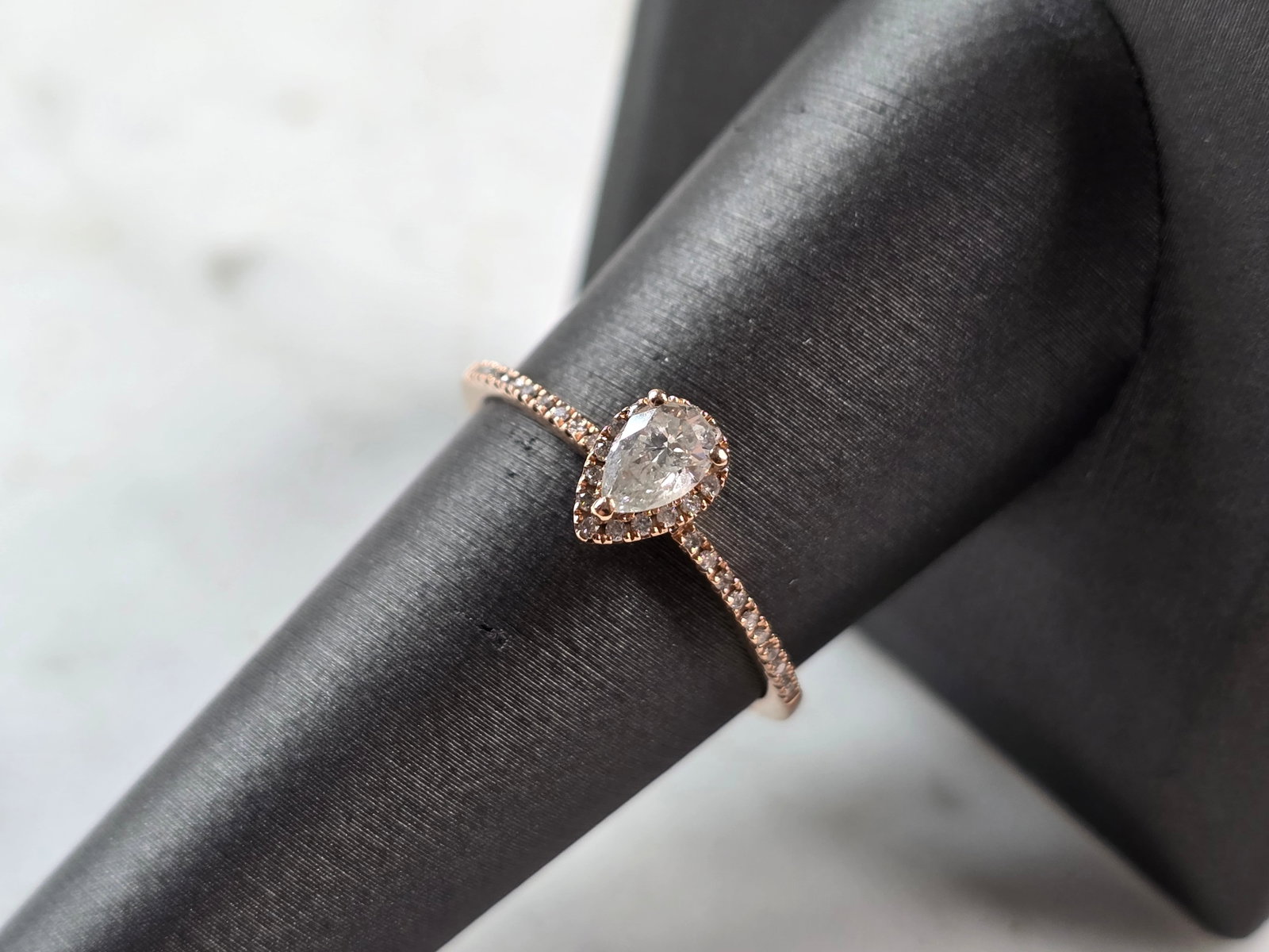 Womens Vintage Estate 10K Rose Gold Diamond Ring: A WOMENS VINTAGE ESTATE 10K ROSE GOLD DIAMOND RING. THE RING SIZE IS AN 8.0, AND WEIGHS 1.4g. THE RING IS 1/4" WIDE. THE MAIN DIAMOND IS ABOUT 0.30cts, AND THERE ARE 35 TINY ACCENT DIAMONDS IN THIS RI