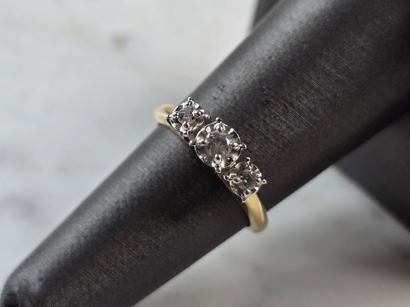 Womens Vintage Estate 10K Yellow Gold Diamond Ring: A WOMENS VINTAGE ESTATE 10K YELLOW GOLD DIAMOND RING. THE RING IS A SIZE 6.25 AND WEIGHS 2.5g. THERE ARE ABOUT 0.17cts OF DIAMONDS IN THIS RING. THE RING IS ABOUT 3/16" WIDE. RING IS STAMPED 10K. RING