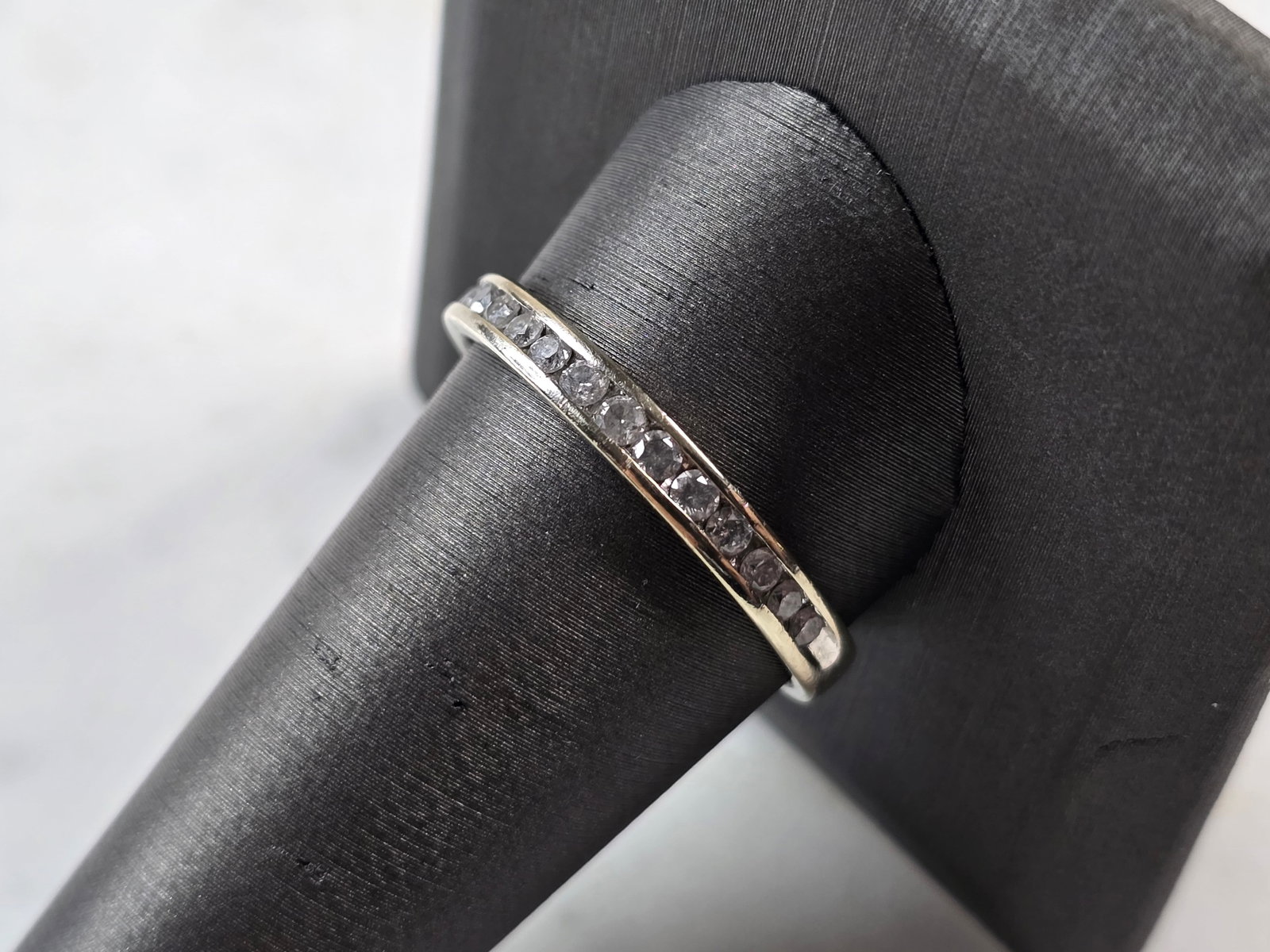 Womens Vintage Estate 10K White Gold Diamond Ring: A WONDERFUL WOMENS 10K WHITE GOLD DIAMOND RING. THE RING WEIGHS 2.5g. THE SIZE OF THE RING IS 11.5. THE WIDTH OF THE RING IS 1/8". THE RING HAS 14 SMALL DIAMONDS IN IT. ANY QUESTIONS PLEASE DO NOT HES