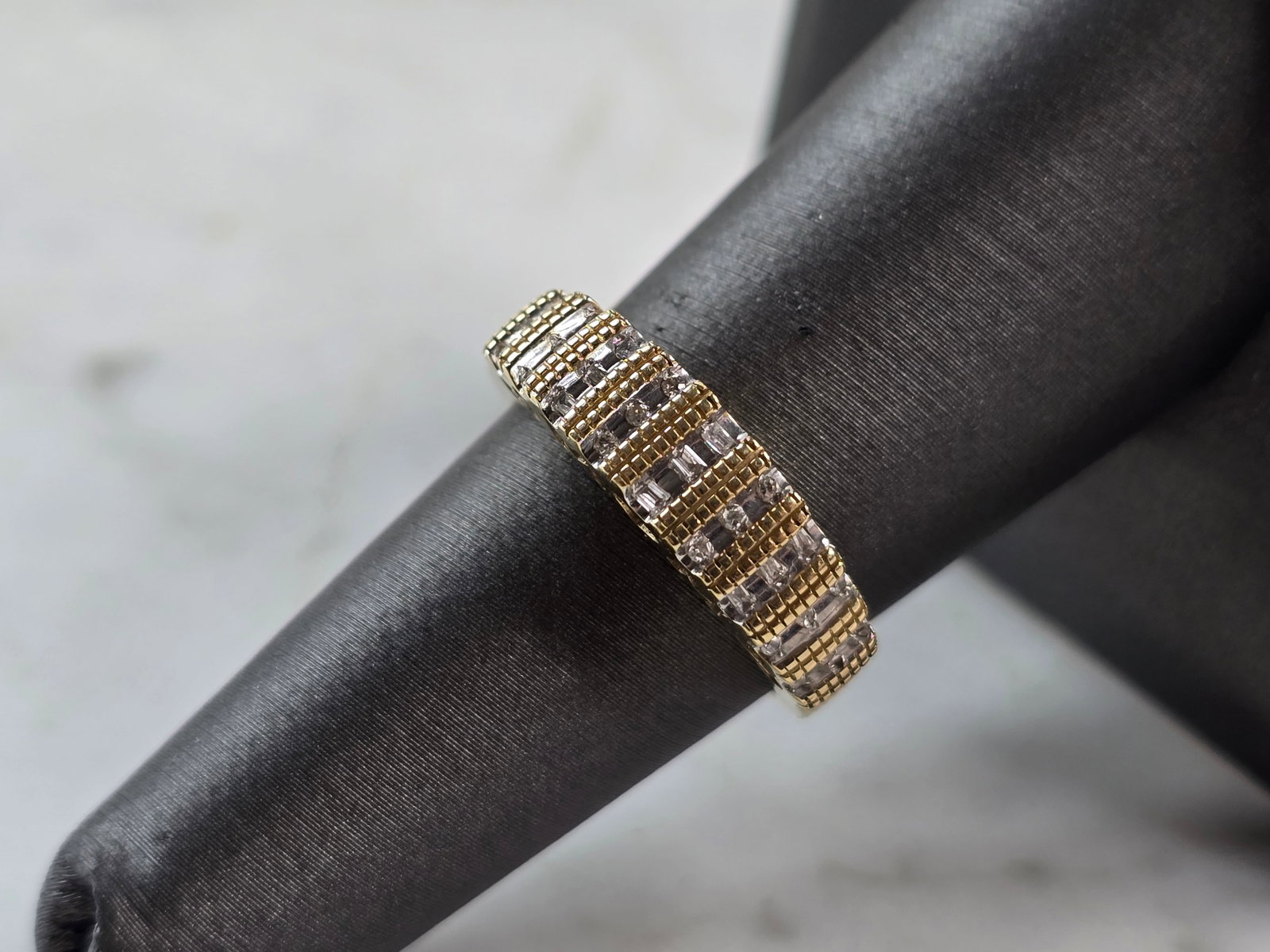 Womens Vintage Estate 10K Yellow Gold Modernist Diamond Ring: A WOMENS VINTAGE ESTATE 10K YELLOW GOLD DIAMOND RING. THE TOTAL WEIGHT IS 2.9g, AND IS A SIZE 7.0. THE WIDTH OF THE RING IS 1/4". RING HAS A TOTAL OF 45 TINY DIAMONDS. ANY QUESTIONS PLEASE DONT HESITA