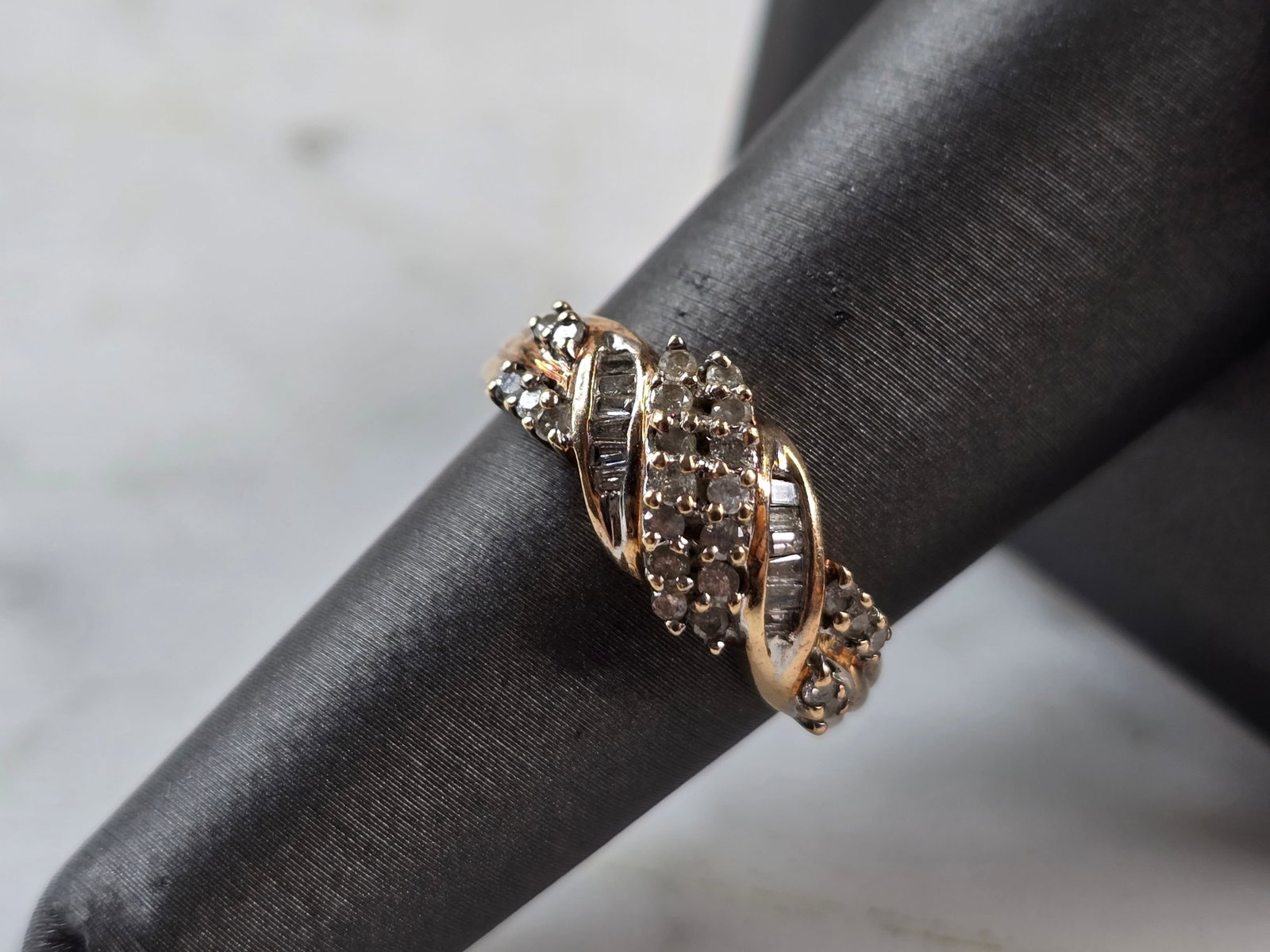Womens Vintage Estate 10K Yellow Gold Modernist Diamond Ring: A WOMENS VINTAGE ESTATE 10K YELLOW GOLD DIAMOND RING. THE TOTAL WEIGHT IS 2.9g, AND IS A SIZE 7.0. THE WIDTH OF THE RING IS 1/4". RING HAS A TOTAL OF 45 TINY DIAMONDS. ANY QUESTIONS PLEASE DONT HESITA