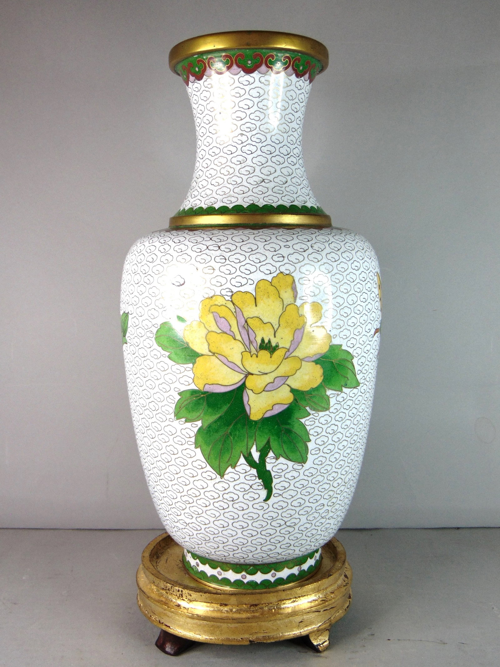 Decorative Vintage Estate Chinese Asian Cloisonne Floral Vase: A DECORATIVE VINTAGE ESTATE CHINESE CLOISONNE FLORAL VASE. THE VASE MEASURES 12 1/8" TALL BY 5 1/2" AT ITS WIDEST POINT. BASE MEASURES 1 7/8" BY 5 1/2". MAKES AN EXCELLENT ACCENT PIECE OR DECORATORS P