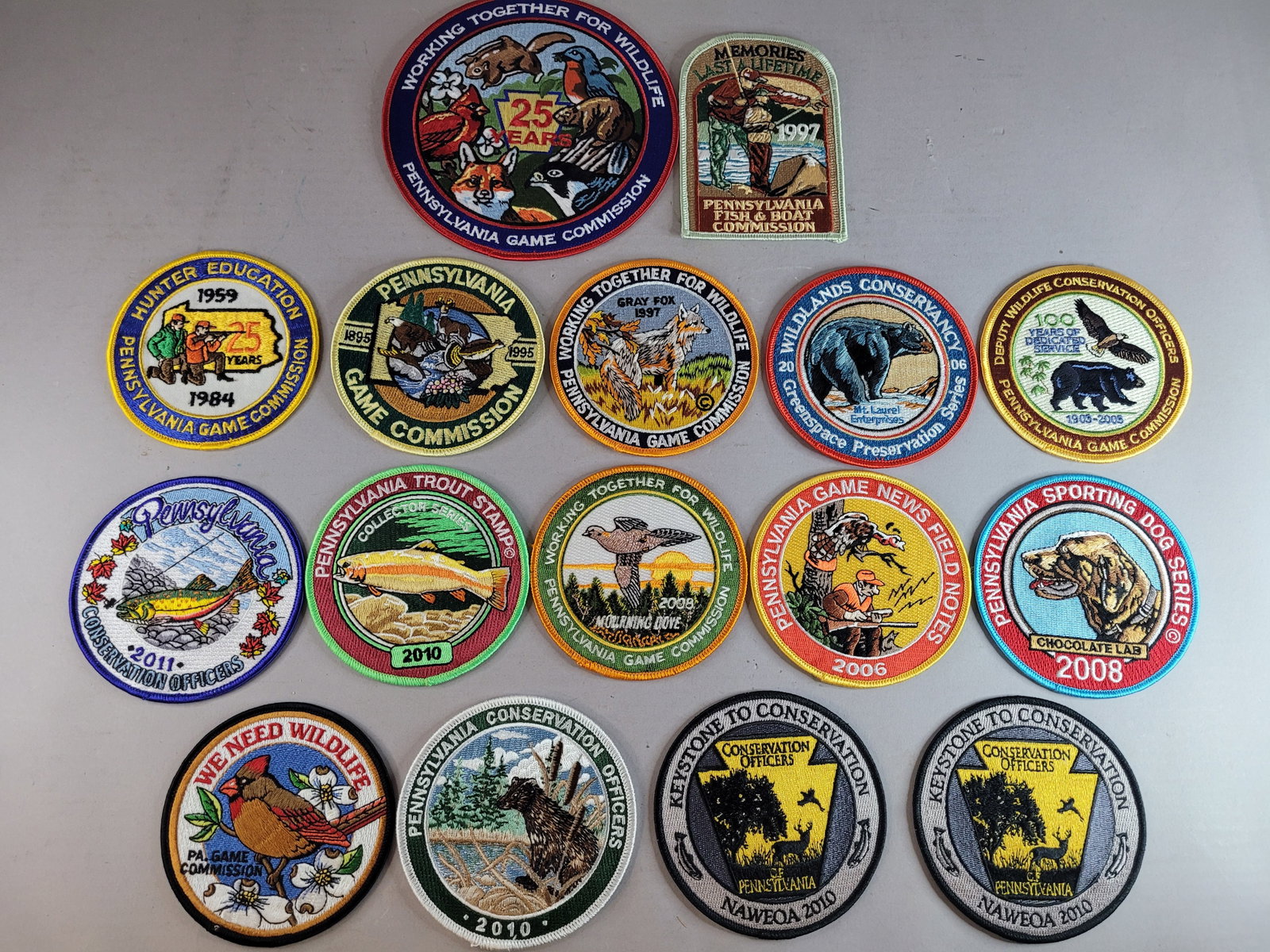 Lot of 16 Vintage Collectible Pennsylvania Wildlife Hunting Patches: A LOT OF 16 VINTAGE COLLECTIBLE PENNSYLVANIA WILDLIFE CONSERVATION AND GAME COMMISSION PATCHES. MOST OF THE PATCHES MEASURE 4" AND ARE IN VERY CONDITION. THE LARGER ONE MEASURES 6". ANY QUESTIONS PLEA