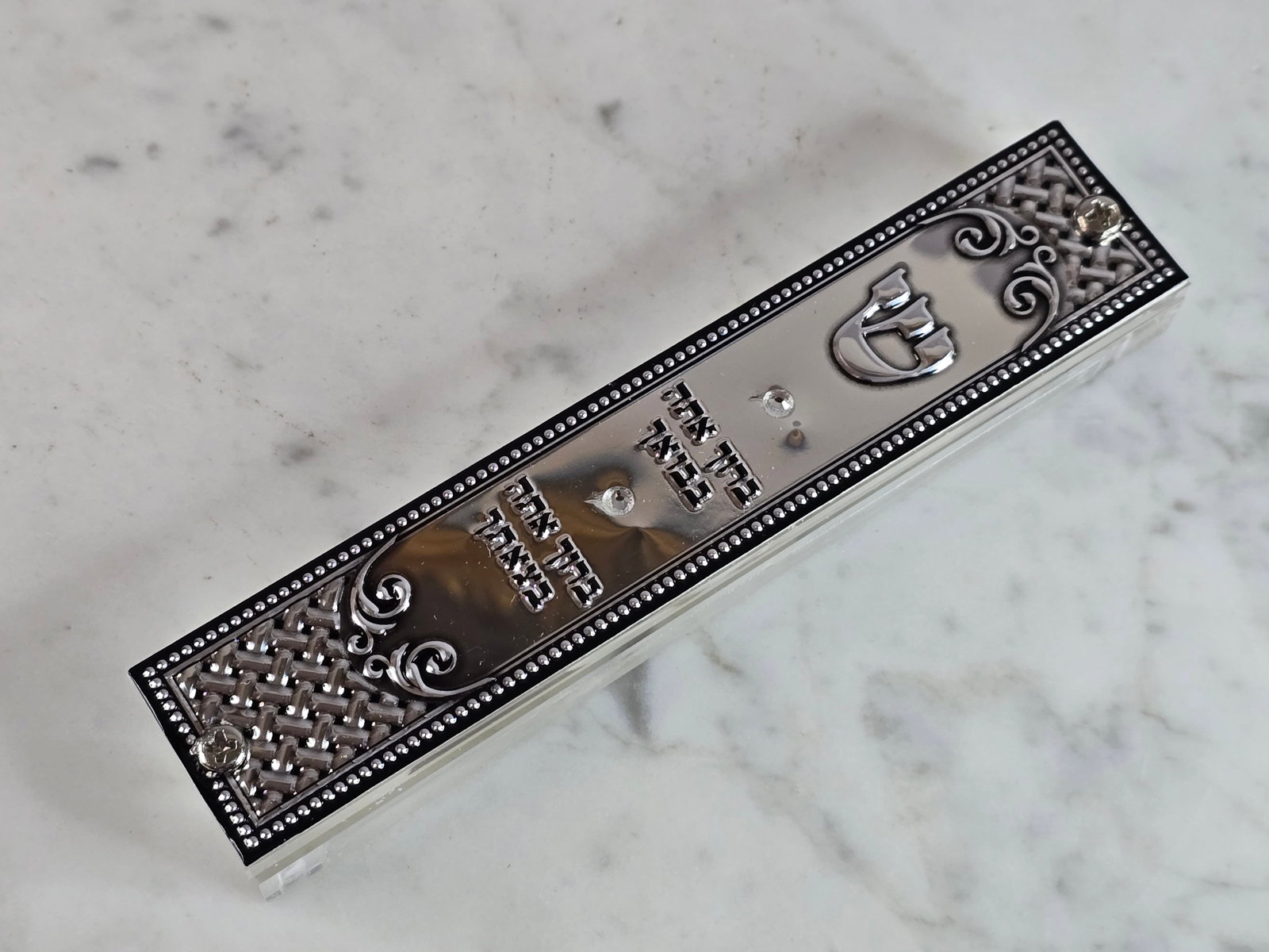 DECORATIVE COLLECTIBLE JEWISH OR JUDAICA MEZUZAH: A DECORATIVE COLLECTIBLE JEWISH OR JUDAICA MEZUZAH THAT MEASURES 5 7/8" LONG BY 1 1/4" WIDE. SHIPPING AND HANDLING IS $10 WITHIN THE CONTINENTAL U.S. ALL OTHER STATES AND COUNTRIES PLEASE CONTACT FOR 