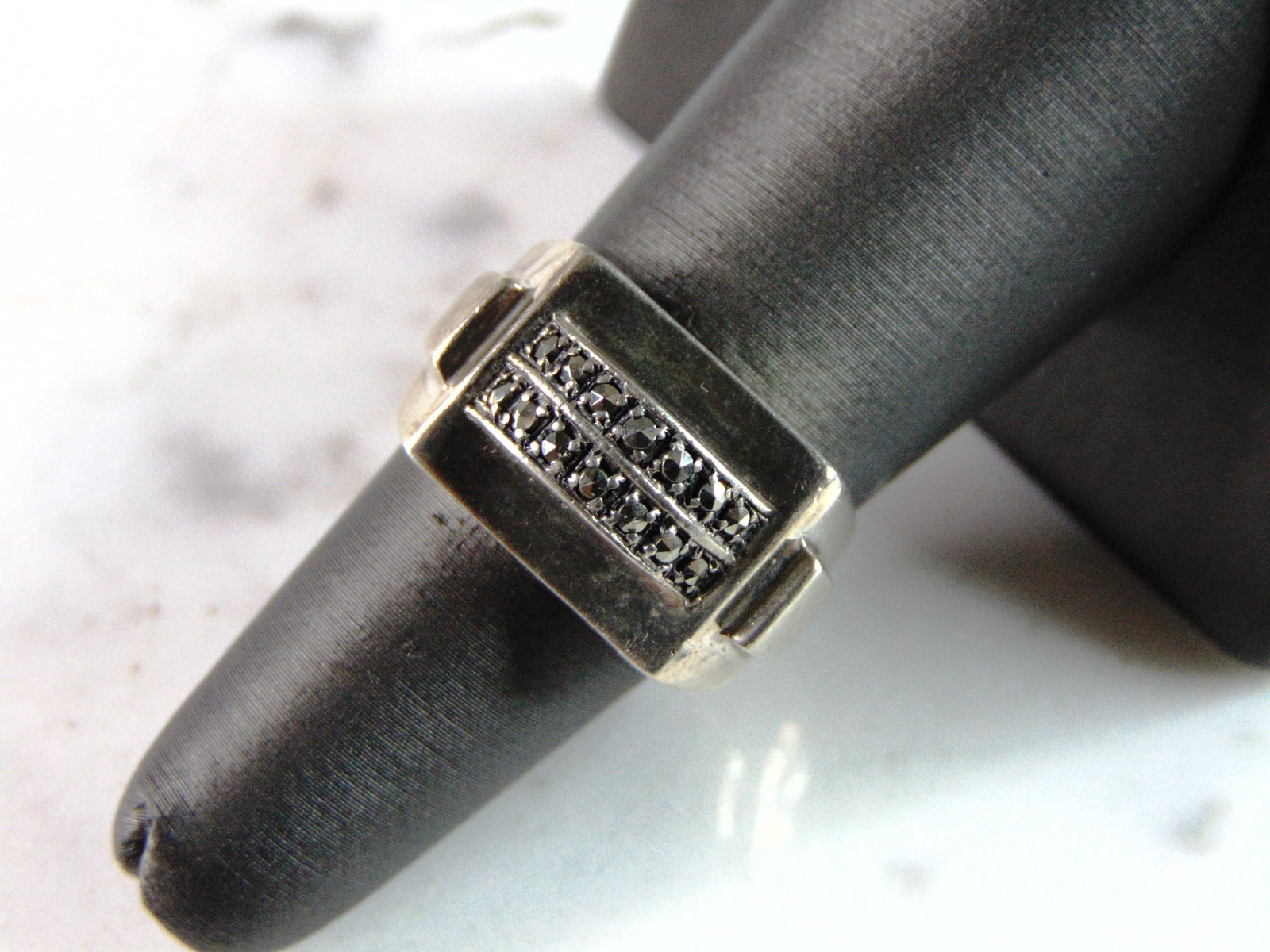 Womens Vintage Estate Sterling Silver Modernist Ring: FOR SALE IS THIS LOVELY WOMANS VINTAGE ESTATE STERLING SILVER MODERNIST RING. THE TOTAL WEIGHT IS 8g, AND IS A SIZE 7. THIS RING WOULD MAKE A GREAT GIFT FOR SOMEONE SPECIAL. ANY QUESTIONS PLEASE DONT 