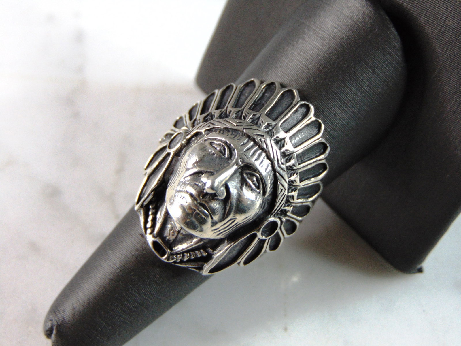 Mens Vintage Estate Sterling Silver Chief Head Ring: FOR SALE IS THIS MENS VINTAGE ESTATE STERLING SILVER CHIEF HEAD RING. THE TOTAL WEIGHT IS 13.3g, AND IS A SIZE 9.0. THIS RING WOULD MAKE A GREAT GIFT FOR SOMEONE SPECIAL. ANY QUESTIONS PLEASE DONT HES