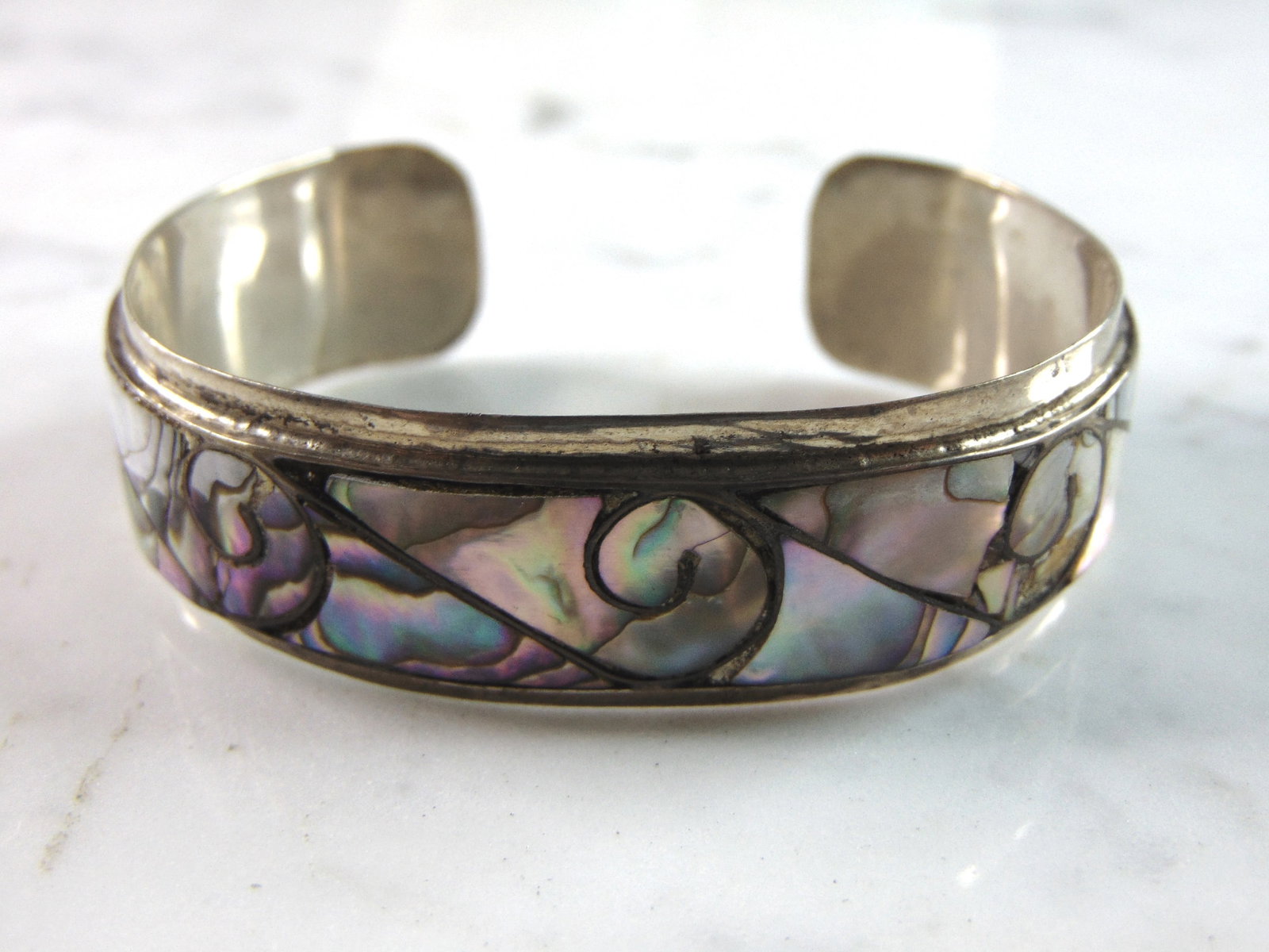 Womens Vintage Estate Sterling Silver MOP Cuff Bracelet: A WOMENS VINTAGE ESTATE STERLING SILVER MOTHER OF PEARL CUFF BRACELET. THE BRACELET WEIGHS 22.7g AND MEASURES 5 1/4" LONG BY 3/4" WIDE. MAKES A GREAT GIFT FOR THAT SOMEONE SPECIAL. IF ANY QUESTIONS, P