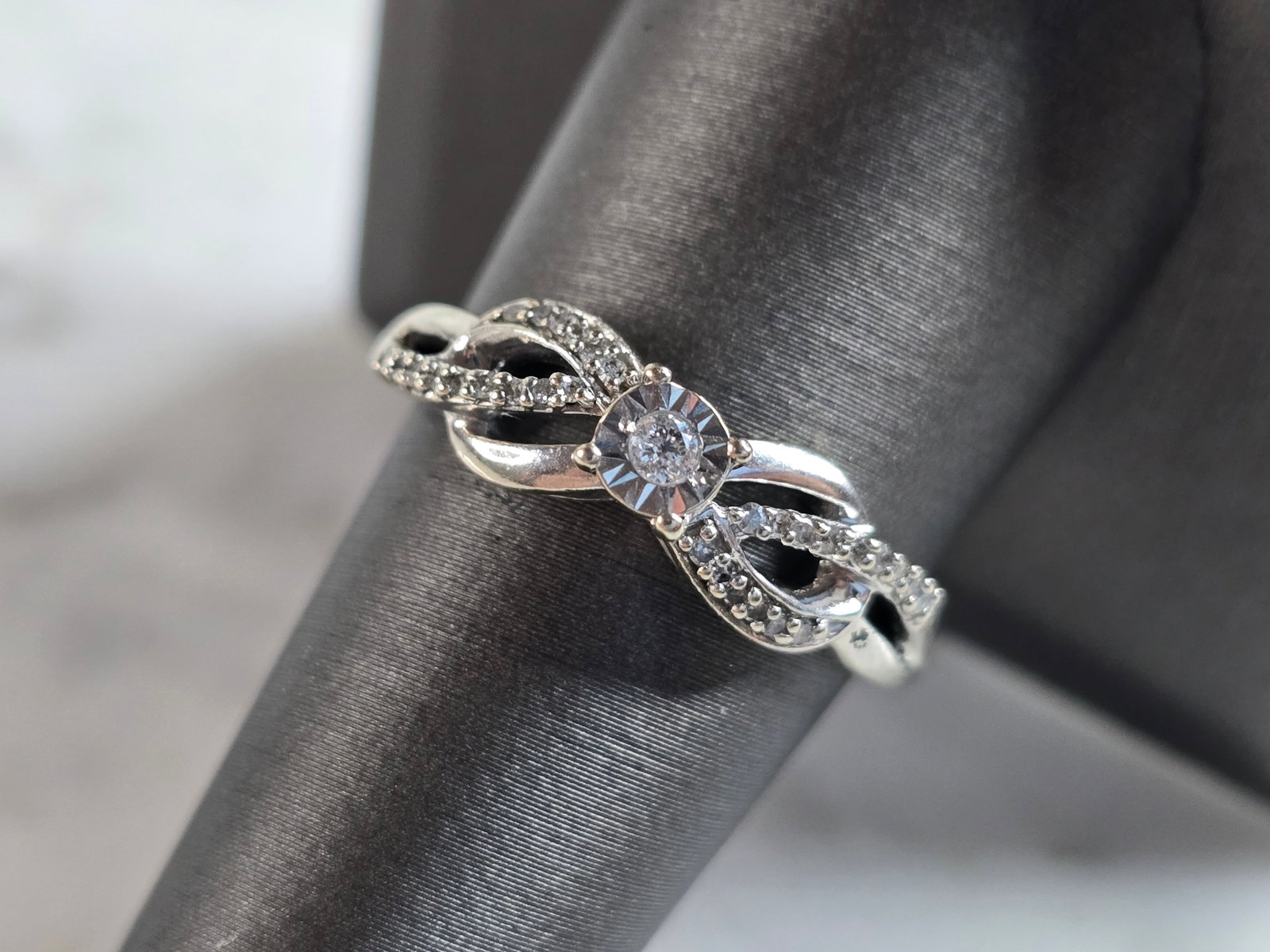 Womens Vintage Estate 10K White Gold Ring Diamond Ring: A WOMEN'S VINTAGE ESTATE 10K WHITE GOLD DIAMOND RING WITH ABOUT .35cts OF DIAMONDS. THE RING IS A SIZE 9.0, AND WEIGHS 3.1g. THE WDITH OF THE RING IS ABOUT 1/4". AS YOU CAN SEE THE SIZING BAR NEEDS TO