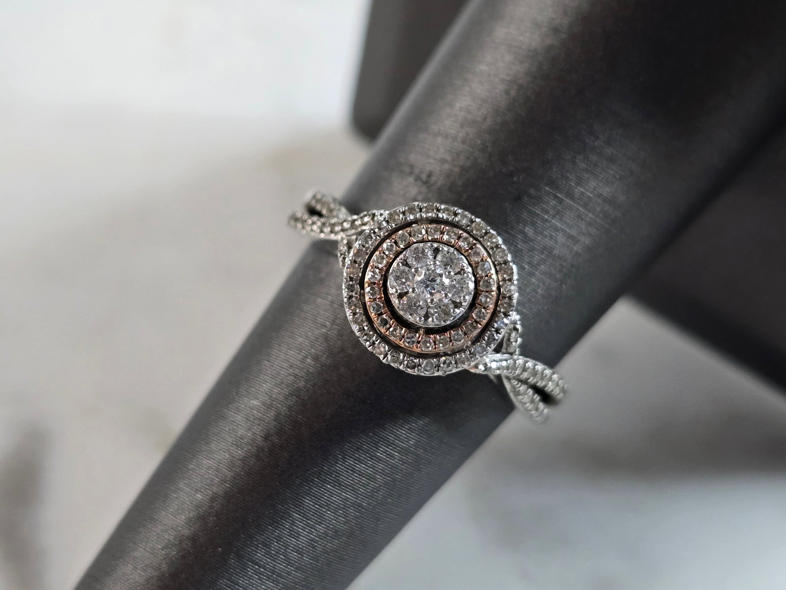 Womens Vintage Estate 10K White Gold Modernist Diamond Ring: A WOMEN'S VINTAGE ESTATE 10K WHITE GOLD DIAMOND RING. THE RING IS A SIZE 7.0, AND WEIGHS 2.8g. THE WIDTH OF THE RING IS 3/8". THE CENTER DIAMOND IS ABOUT .08cts, SURROUNDED BY 82 SMALL DIAMONDS. THIS 