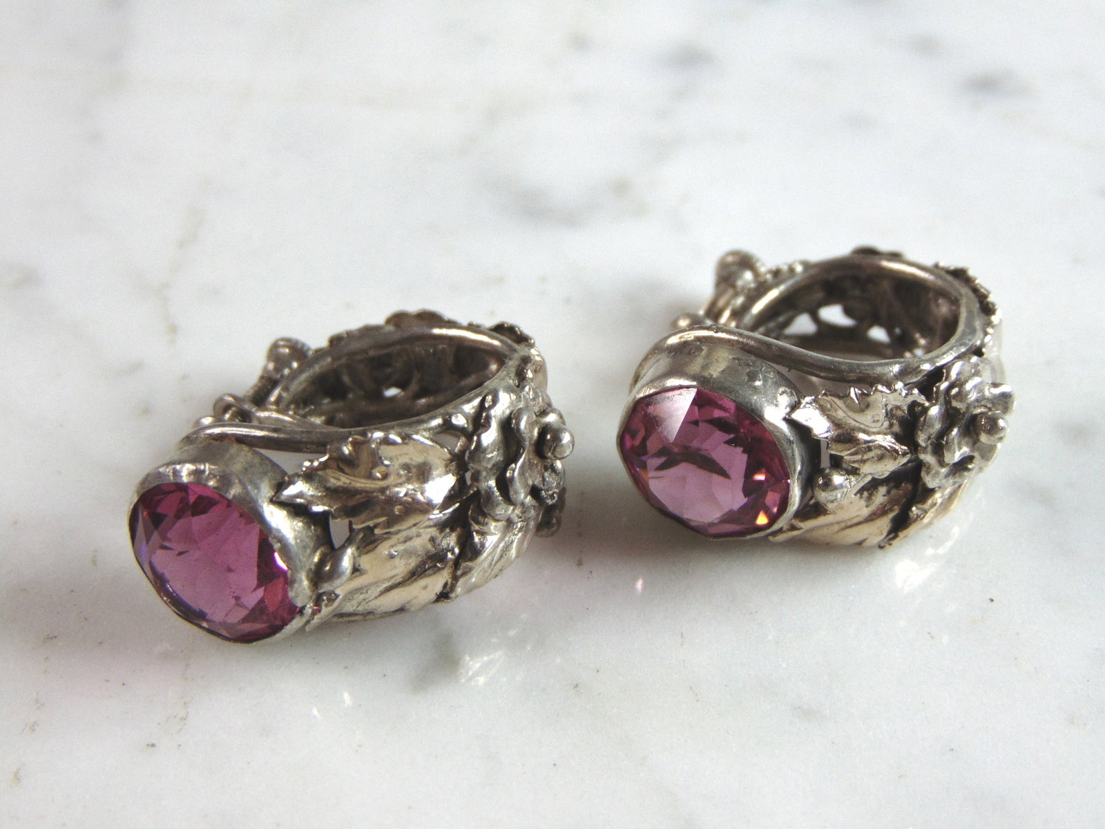 Womens Vintage Estate Sterling Silver Floral Screw On Earrings: A PAIR OF WOMENS VINTAGE ESTATE STERLING SILVER FLORAL SCREW ON EARRINGS THAT WEIGH 14.1g AND MEASURE 1" LONG BY 1" WIDE. ANY OTHER QUESTIONS, PLEASE DO NOT HESITATE TO ASK. BE SURE TO CHECK OUT SOME 