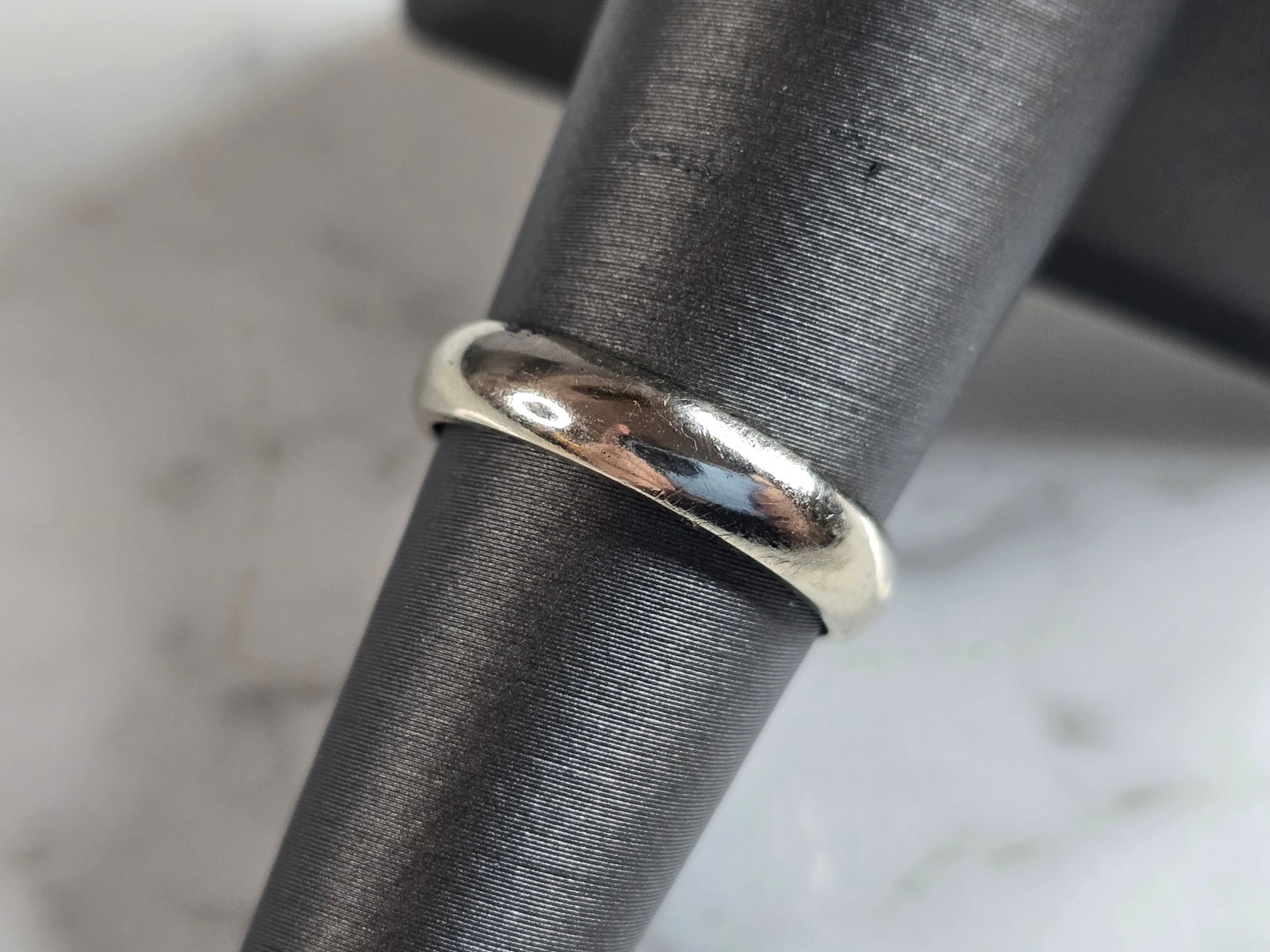 Womens Vintage Estate 14K White Gold Wedding Band Ring: A WOMENS VINTAGE ESTATE 14K WHITE GOLD WEDDING BAND. RING IS A SIZE 6.0 AND WEIGHS 3.6g. THE WIDTH OF THE BAND IS 3/16". RING IS MARKED 14K ON THE INSIDE ALONG WITH SOME PERSONALIZATION. THE RING MAKE