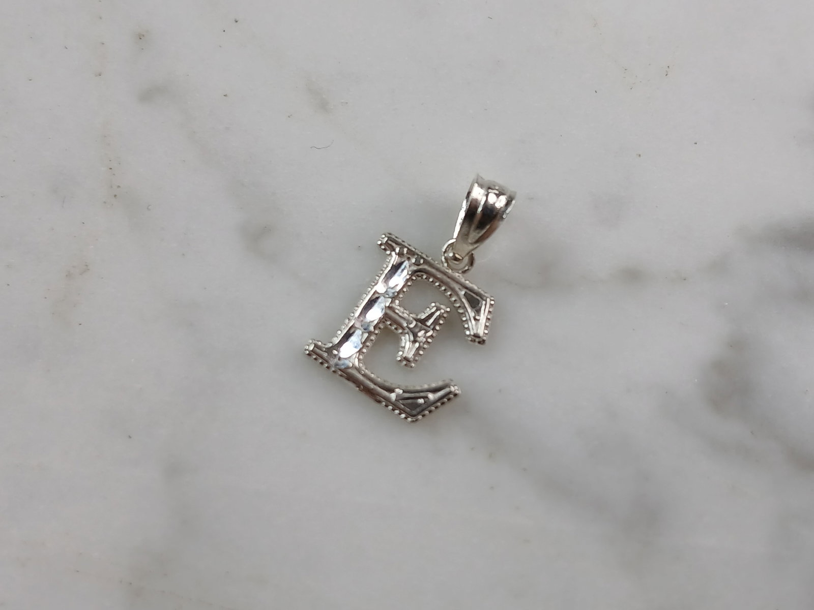 Womens Sterling Silver Initial Letter " E " Pendant: A WOMENS STERLING SILVER INITIAL LETTER "E" PENDANT. PENDANT WEIGHS 0.3g AND MEASURES 5/8" LONG BY 3/8" WIDE. MAKES A GREAT GIFT FOR THAT SOMEONE SPECIAL. ANY QUESTIONS, PLEASE ASK. BE SURE TO CHECK O