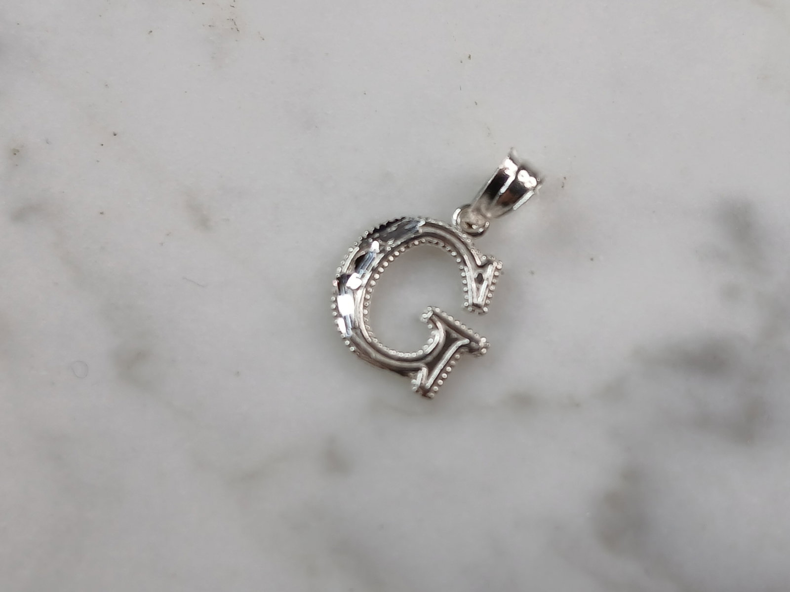 Womens Sterling Silver Initial Letter " G " Pendant: A WOMENS STERLING SILVER INITIAL LETTER "G" PENDANT. PENDANT WEIGHS 0.3g AND MEASURES 5/8" LONG BY 3/8" WIDE. MAKES A GREAT GIFT FOR THAT SOMEONE SPECIAL. ANY QUESTIONS, PLEASE ASK. BE SURE TO CHECK O