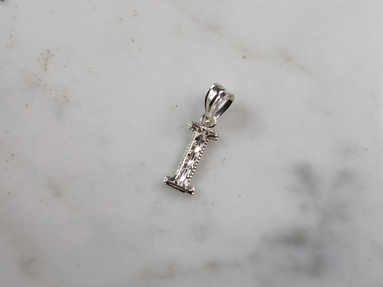 Womens Sterling Silver Initial Letter " I " Pendant: A WOMENS STERLING SILVER INITIAL LETTER "I" PENDANT. PENDANT WEIGHS 0.3g AND MEASURES 5/8" LONG BY 3/8" WIDE. MAKES A GREAT GIFT FOR THAT SOMEONE SPECIAL. ANY QUESTIONS, PLEASE ASK. BE SURE TO CHECK O