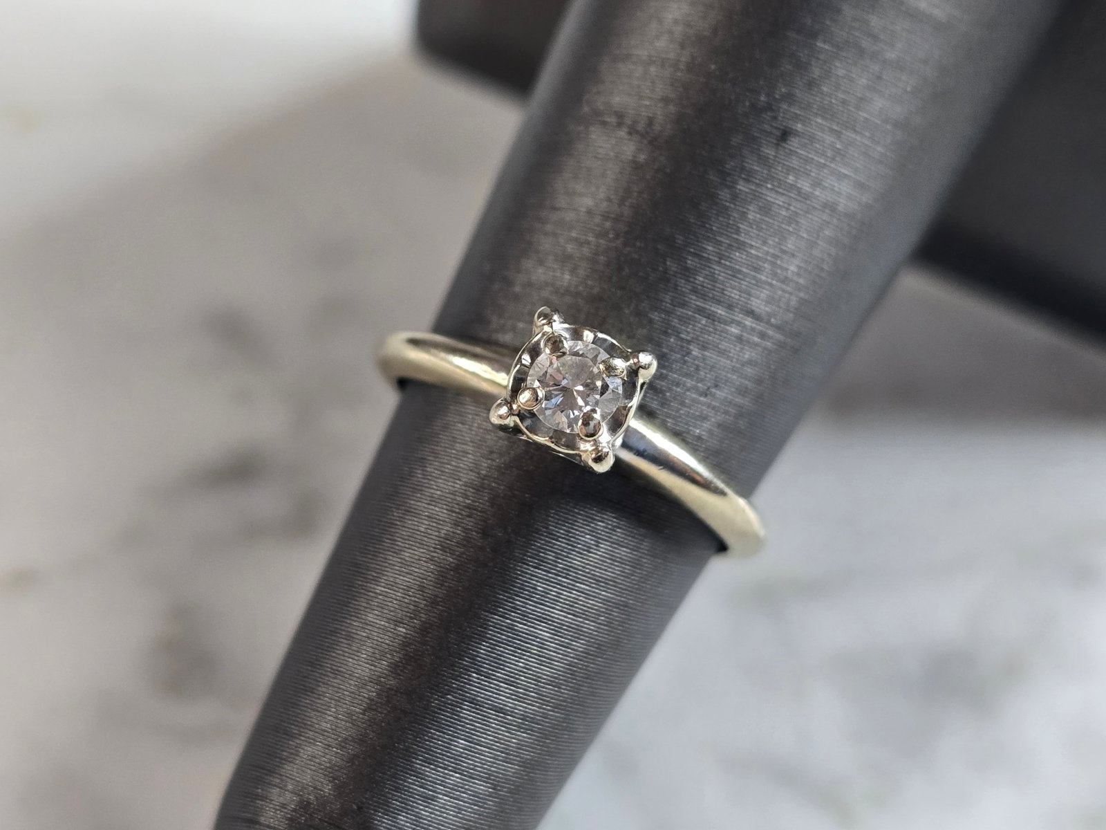 Womens Vintage Estate 14k White Gold Diamond Engagement Ring: A WOMENS VINTAGE ESTATE 14K WHITE GOLD DIAMOND RING THAT WEIGHS 2.0g. THE SIZE OF THE RING IS A 5.25, AND IS ABOUT 3/16" WIDE. THE DIAMOND IS ABOUT 0.15cts. WOULD MAKE A LOVELY GIFT FOR THAT SOMEONE S