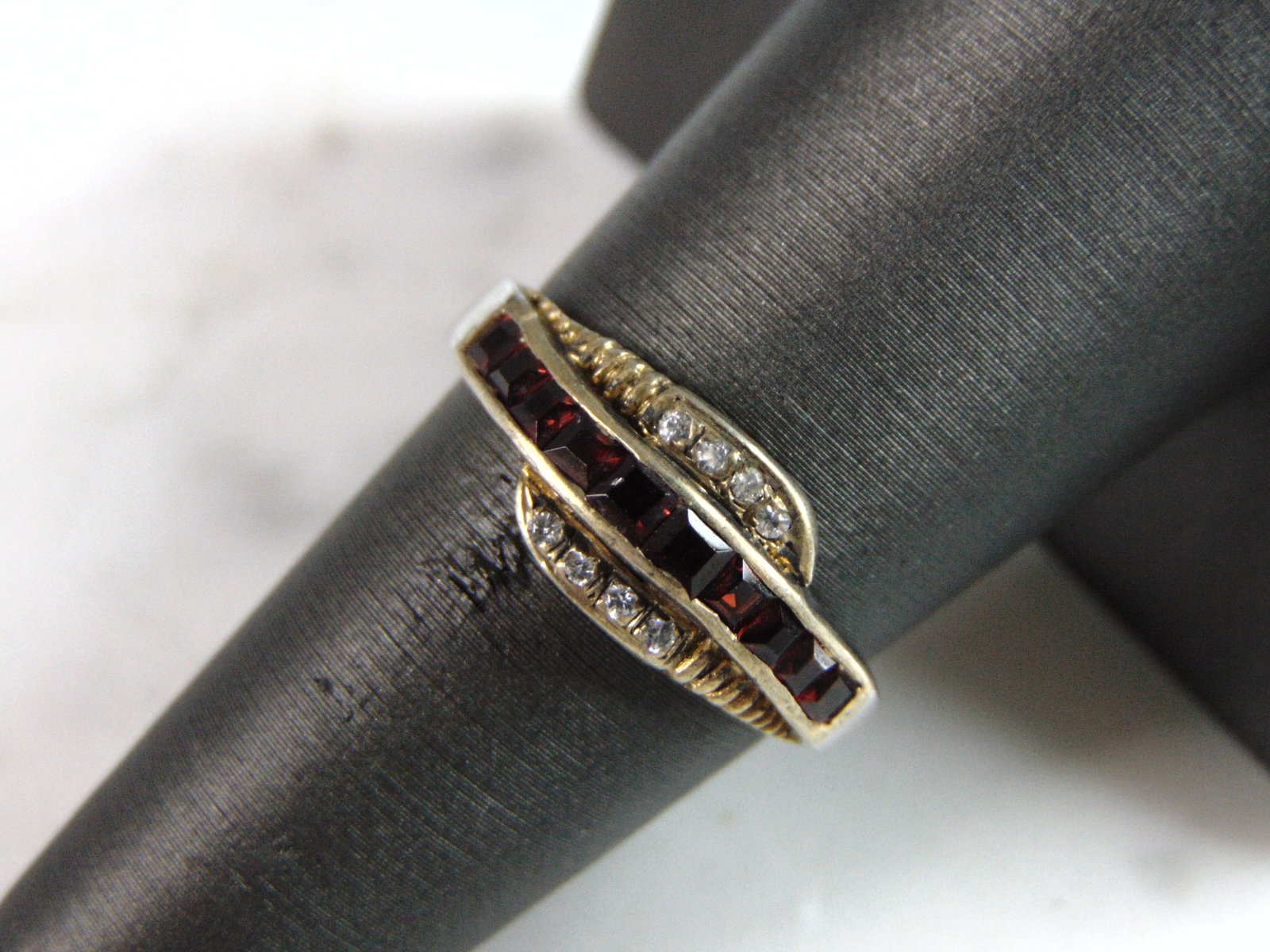 Womens Vintage Estate Sterling Silver Modernist Ring: THIS ITEM IS A LOVELY WOMENS VINTAGE ESTATE STERLING SILVER MODERNIST RING. RING WEIGHS 2.8g AND IS A SIZE 7.5. THIS WOULD MAKE A NICE GIFT FOR THAT SOMEONE SPECIAL. ANY OTHER QUESTIONS PLEASE DO NOT 