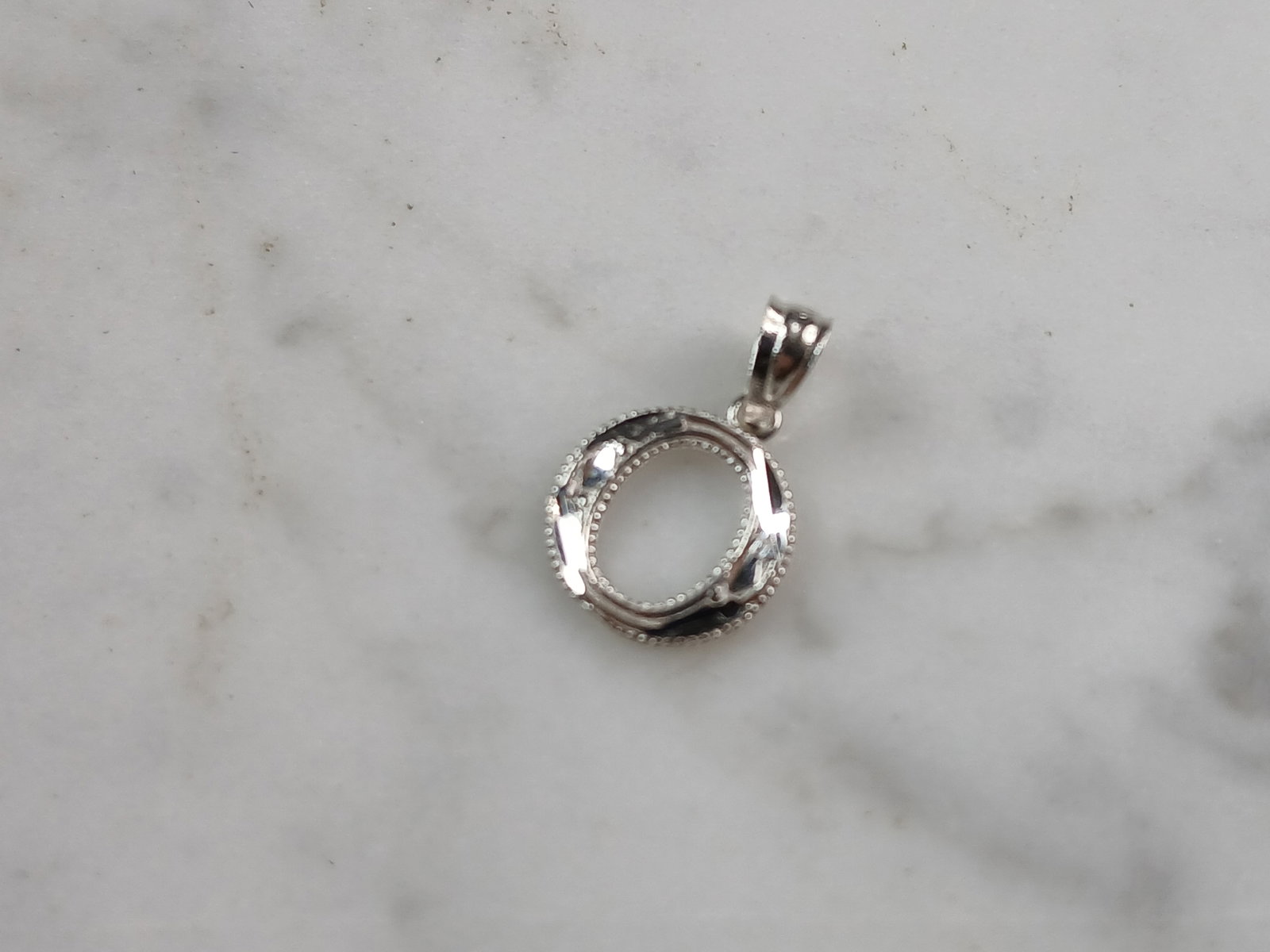 Womens Sterling Silver Initial Letter " O " Pendant: A WOMENS STERLING SILVER INITIAL LETTER "O" PENDANT. PENDANT WEIGHS 0.3g AND MEASURES 5/8" LONG BY 3/8" WIDE. MAKES A GREAT GIFT FOR THAT SOMEONE SPECIAL. ANY QUESTIONS, PLEASE ASK. BE SURE TO CHECK O