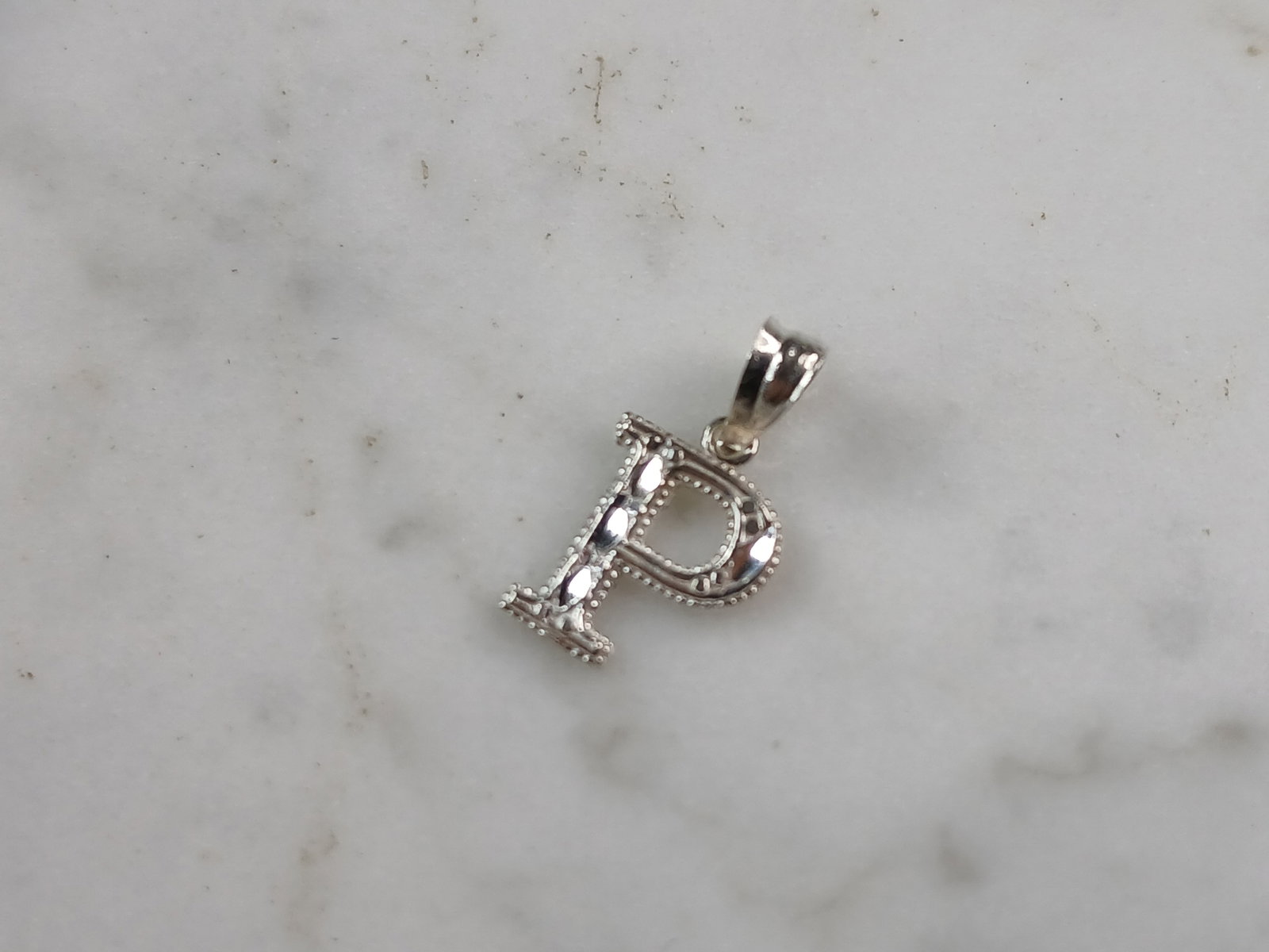 Womens Sterling Silver Initial Letter " P " Pendant: A WOMENS STERLING SILVER INITIAL LETTER "P" PENDANT. PENDANT WEIGHS 0.3g AND MEASURES 5/8" LONG BY 3/8" WIDE. MAKES A GREAT GIFT FOR THAT SOMEONE SPECIAL. ANY QUESTIONS, PLEASE ASK. BE SURE TO CHECK O