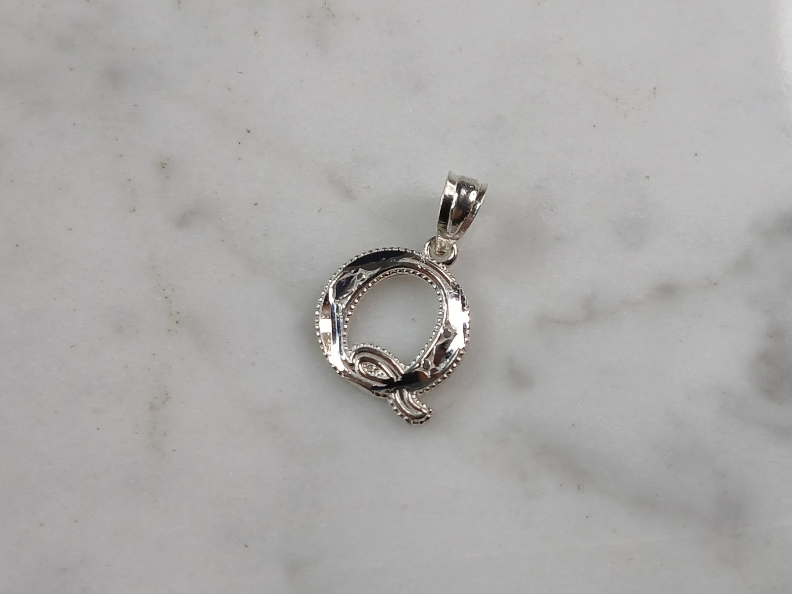 Womens Sterling Silver Initial Letter " Q " Pendant (1 of 3)