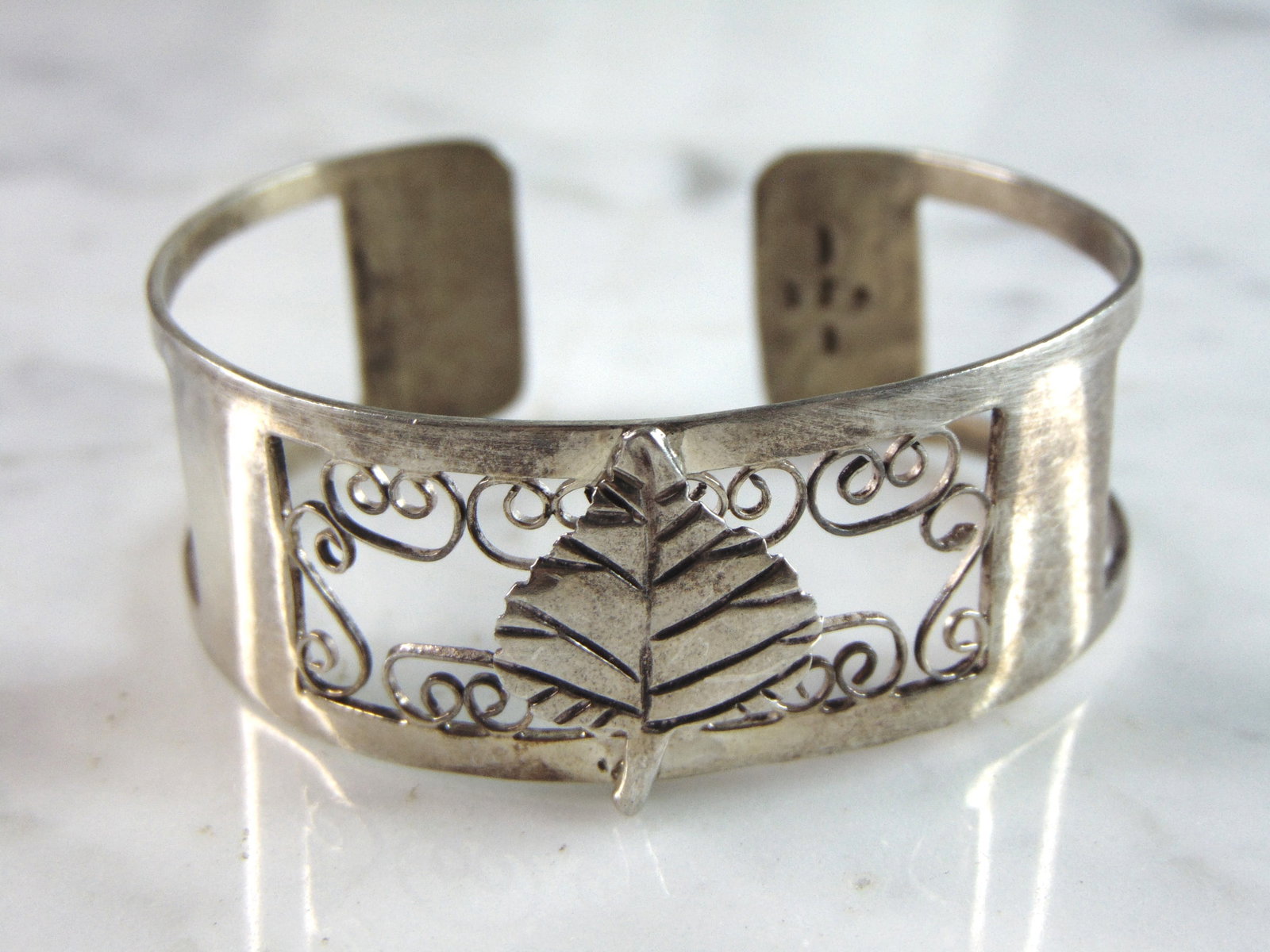 Womens Vintage Estate Sterling Silver Modernist Cuff Bracelet: FOR SALE IS A LOVELY VINTAGE ESTATE STERLING SILVER MODERNIST CUFF BRACELET, THAT WEIGHS 16.3g. THE BRACELET MEASURES 7/8" WIDE, WITH A TOTAL INNER CIRCUMFERENCE OF 5 3/4". ANY QUESTIONS PLEASE DO NOT