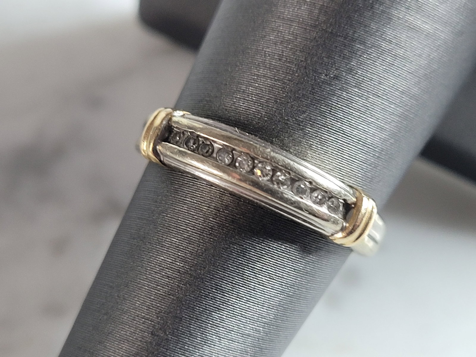Womens Vintage Estate 14K Mixed White Gold Diamond Ring: A WOMENS VINTAGE ESTATE 14K GOLD DIAMOND RING. THE RING IS A SIZE 7.0 AND WEIGHS 2.5g. THERE ARE ABOUT 0.10cts OF DIAMONDS AND IS ABOUT 1/8" WIDE. RING IS MARKED ON THE INSIDE OF THE BAND. ANY OTHER Q