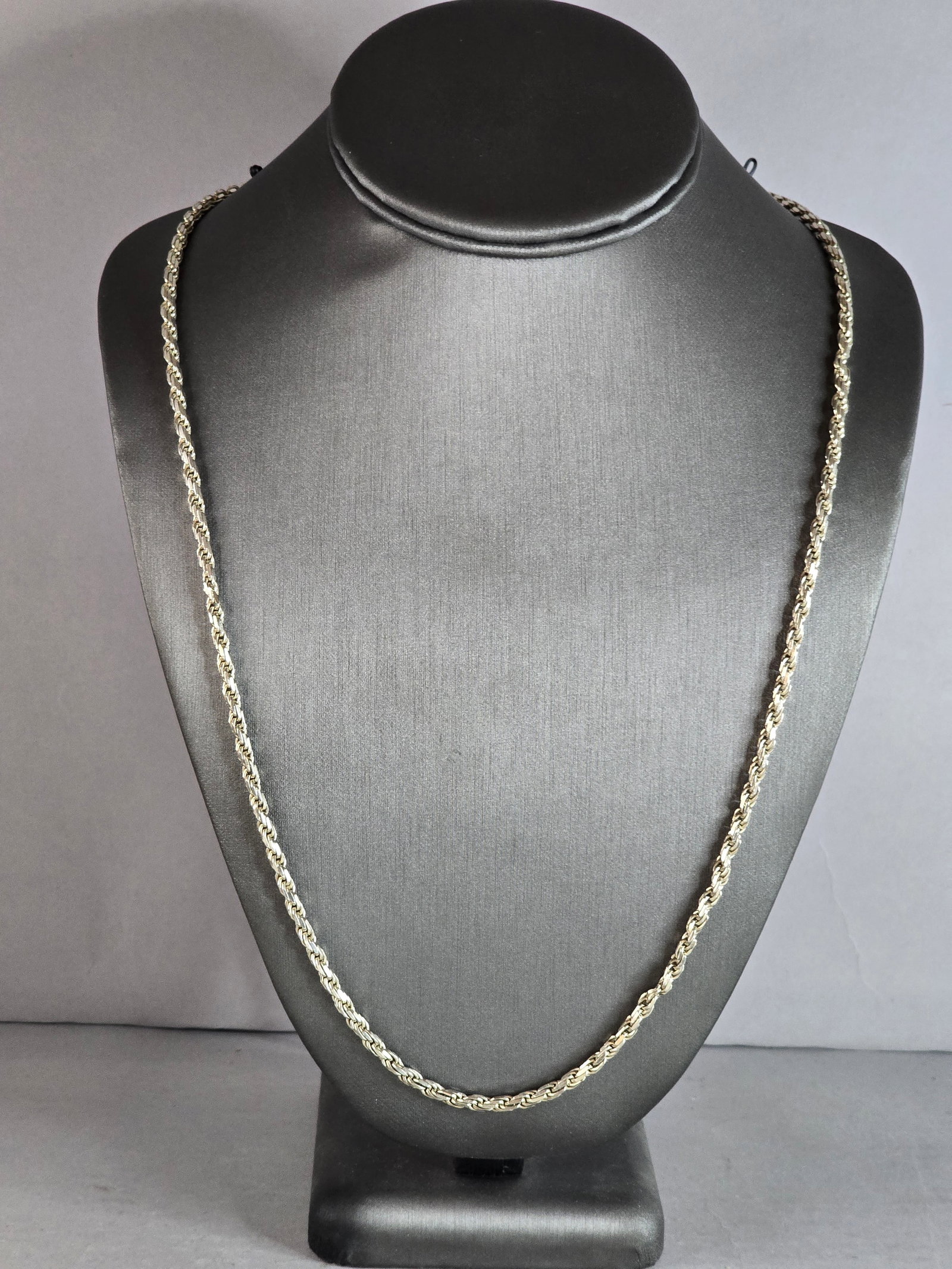 Womens Vintage Estate Sterling Silver Italian Rope Necklace: A WOMENS VINTAGE ESTATE STERLING SILVER ITALIAN ROPE NECKLACE. THE NECKLACE MEASURES 42" LONG BY 1/8" WIDE, AND WEIGHS 47.0g. THIS WOULD MAKE A WONDERFUL GIFT FOR THAT SPECIAL SOMEONE. ANY QUESTIONS P
