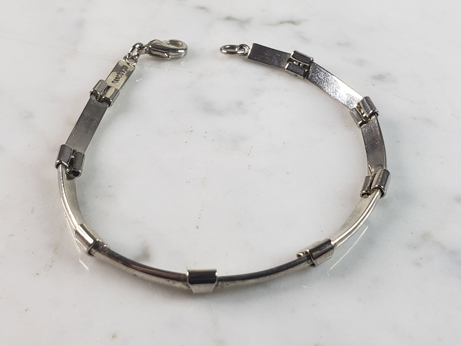 Womens Vintage Estate Sterling Silver Modernist Bracelet: A WOMENS VINTAGE ESTATE STERLING SILVER MODERNIST BRACELET . BRACELET WEIGHS 10.4g AND MEASURES 7" LONG BY 1/8" WIDE. MAKES A GREAT GIFT FOR THAT SOMEONE SPECIAL. ANY QUESTIONS, PLEASE ASK. BE SURE TO