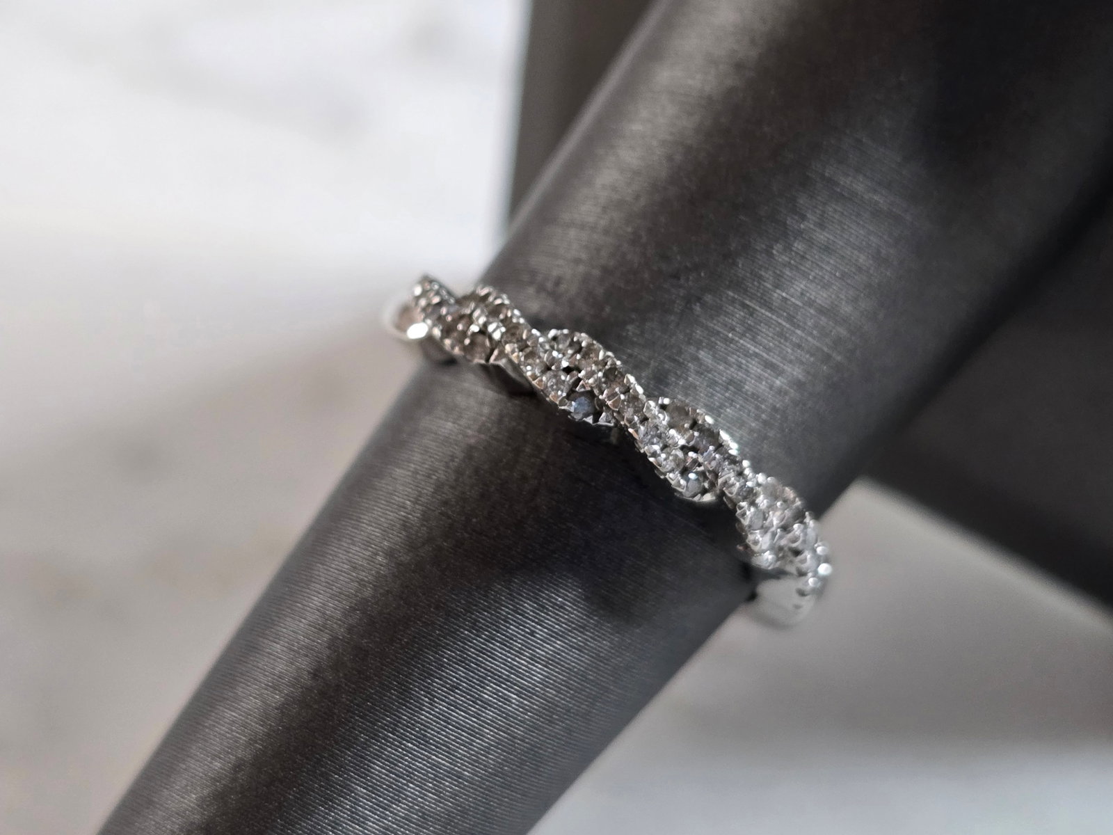 Womens Vintage Estate 10K White Gold Ring Diamond Ring: A WOMEN'S VINTAGE ESTATE 10K WHITE GOLD DIAMOND RING. RING HAS ABOUT 32 SMALL DIAMONDS. THE RING IS A SIZE 7.25, AND WEIGHS 3.0g. THE WIDTH OF THE RING IS ABOUT 1/8". THIS IS A BEAUTIFUL GIFT FOR THAT