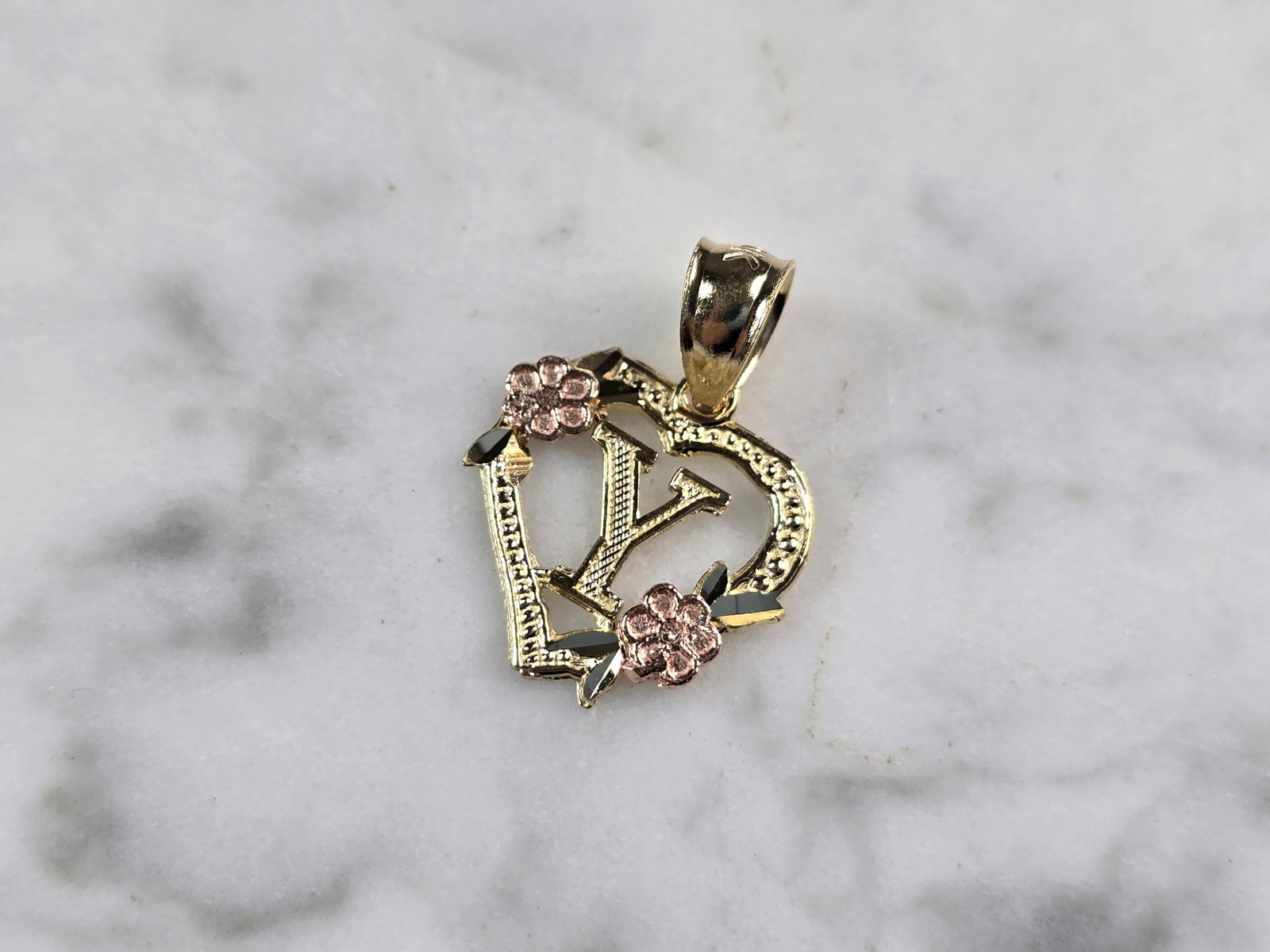 Womens 10K Yellow & Rose Gold Initial Letter " Y " Heart Pendant: A WOMENS 10K YELLOW & ROSE GOLD "Y" HEART PENDANT. PENDANT MEASURES 3/4" LONG BY 5/8" WIDE. TOTAL WEIGHT OF THE PENDANT IS 0.9g. WOULD MAKE A LOVELY GIFT FOR THAT SOMEONE SPECIAL. ANY QUESTIONS PLEASE