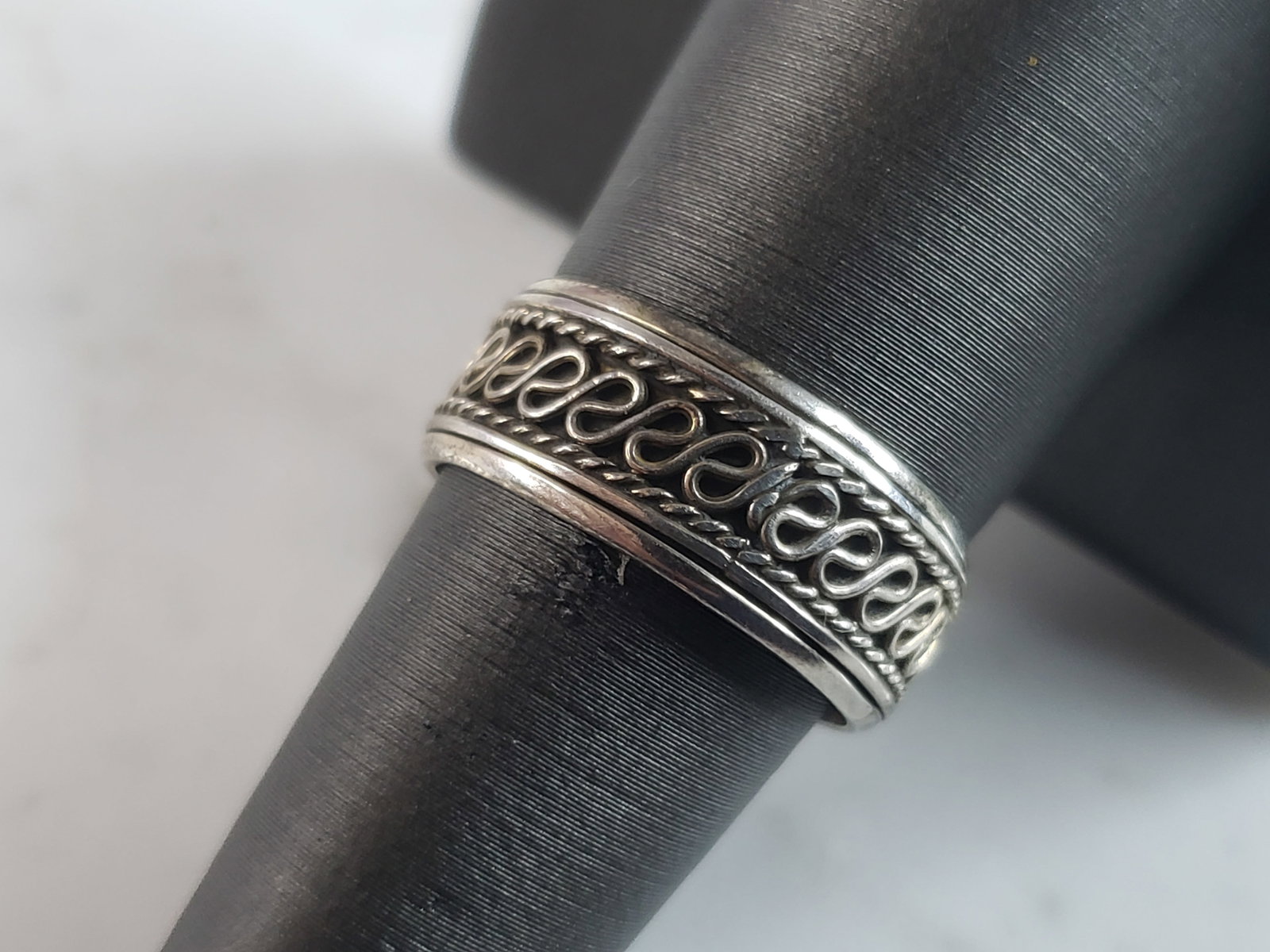 Womens Vintage Estate Sterling Silver Fidget Ring: A WOMENS VINTAGE ESTATE STERLING SILVER FIDGET RING. THE TOTAL WEIGHT IS 3.9g, AND IS A SIZE 7.75. WIDTH OF THE RING IS 1/4". THIS RING WOULD MAKE A GREAT GIFT FOR SOMEONE SPECIAL. ANY QUESTIONS PLEAS