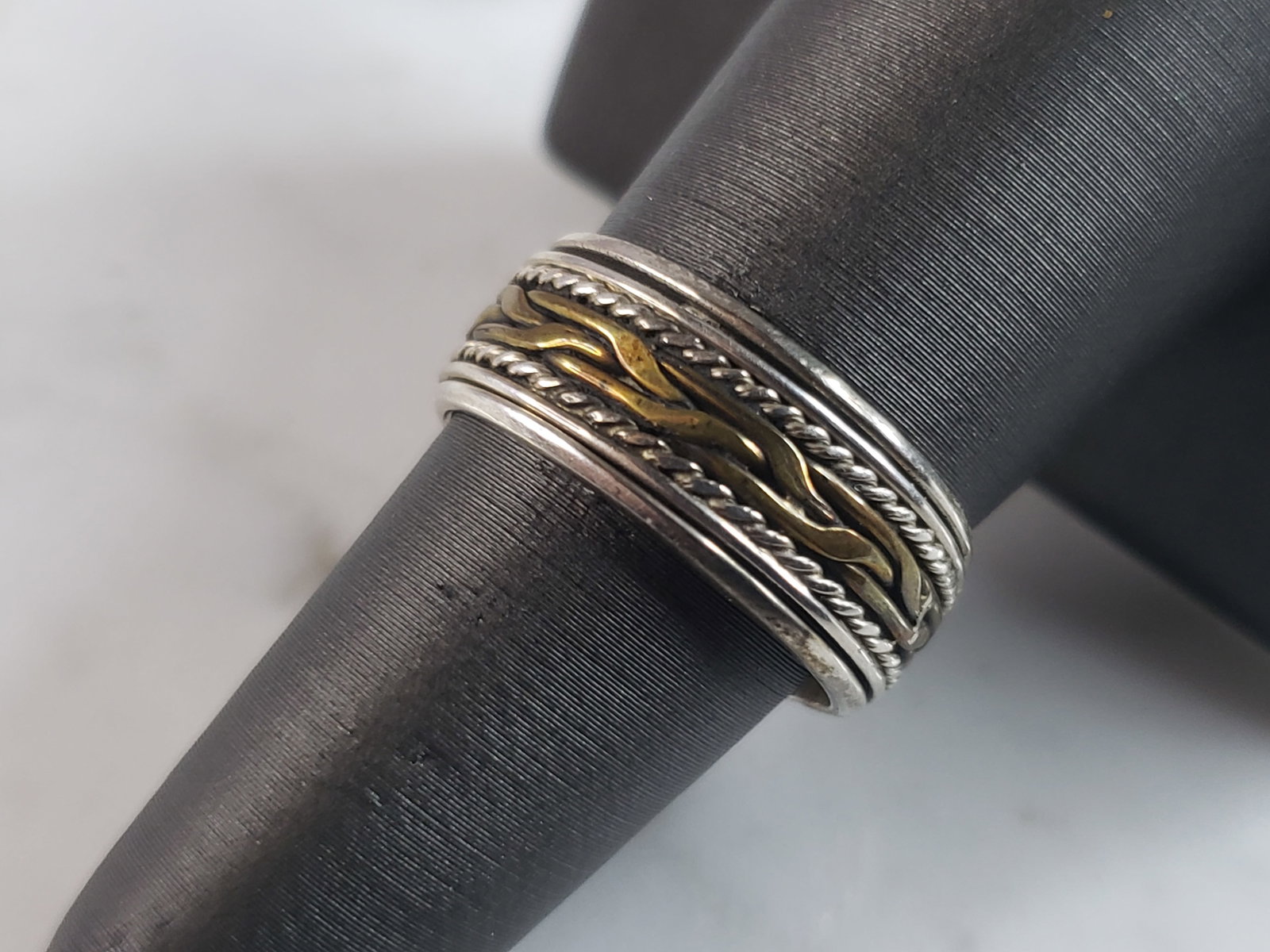 Womens Vintage Estate Sterling Silver Fidget Ring: A WOMENS VINTAGE ESTATE STERLING SILVER FIDGET RING. THE TOTAL WEIGHT IS 3.9g, AND IS A SIZE 7.5. WIDTH OF THE RING IS 1/4". THIS RING WOULD MAKE A GREAT GIFT FOR SOMEONE SPECIAL. ANY QUESTIONS PLEASE