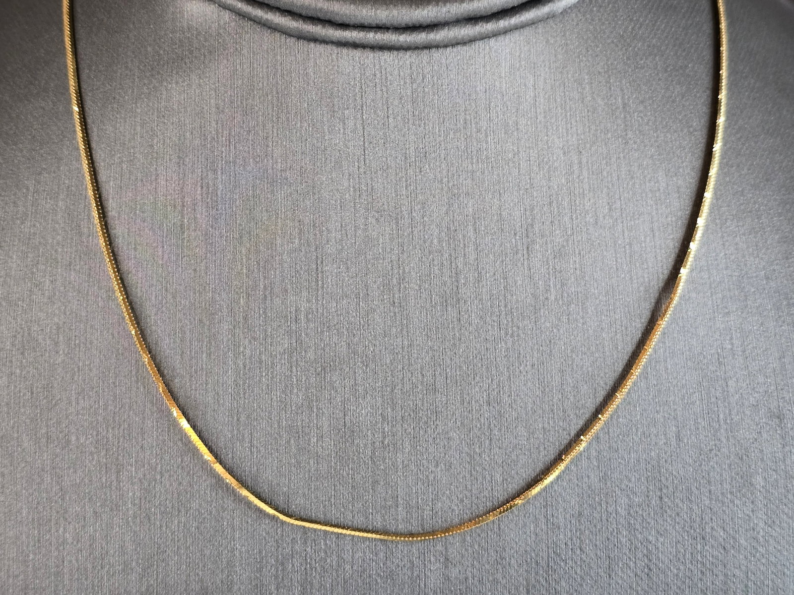 Womens Vintage Estate Fine 18K Yellow Gold Necklace: A WOMENS VINTAGE ESTATE 18K YELLOW GOLD NECKLACE THAT MEASURES 16" LONG BY 1/16", AND WEIGHS 4.2g. THIS MAKES A BEAUTIFUL GIFT FOR THAT SOMEONE SPECIAL. ANY QUESTIONS, PLEASE ASK. BE SURE TO CHECK OUT