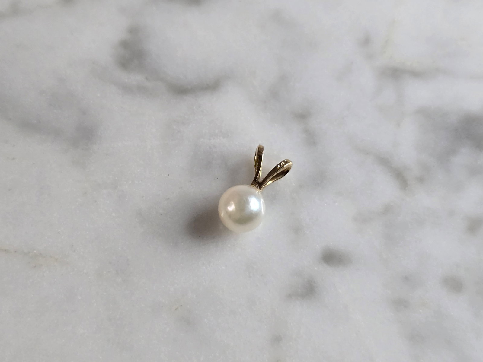 Womens Vintage Estate 14K Yellow Gold Pearl Pendant: A WOMENS VINTAGE ESTATE 14K YELLOW GOLD PEARL PENDANT. PEARL DOES HAVE SOME GRIT TO IT, AND I DO NOT SEE ANY MOLD MARKS LEADING ME TO BELIEVE IT IS REAL. THE TOTAL WEIGHT IS 0.3g. THE PENDANT MEASURES