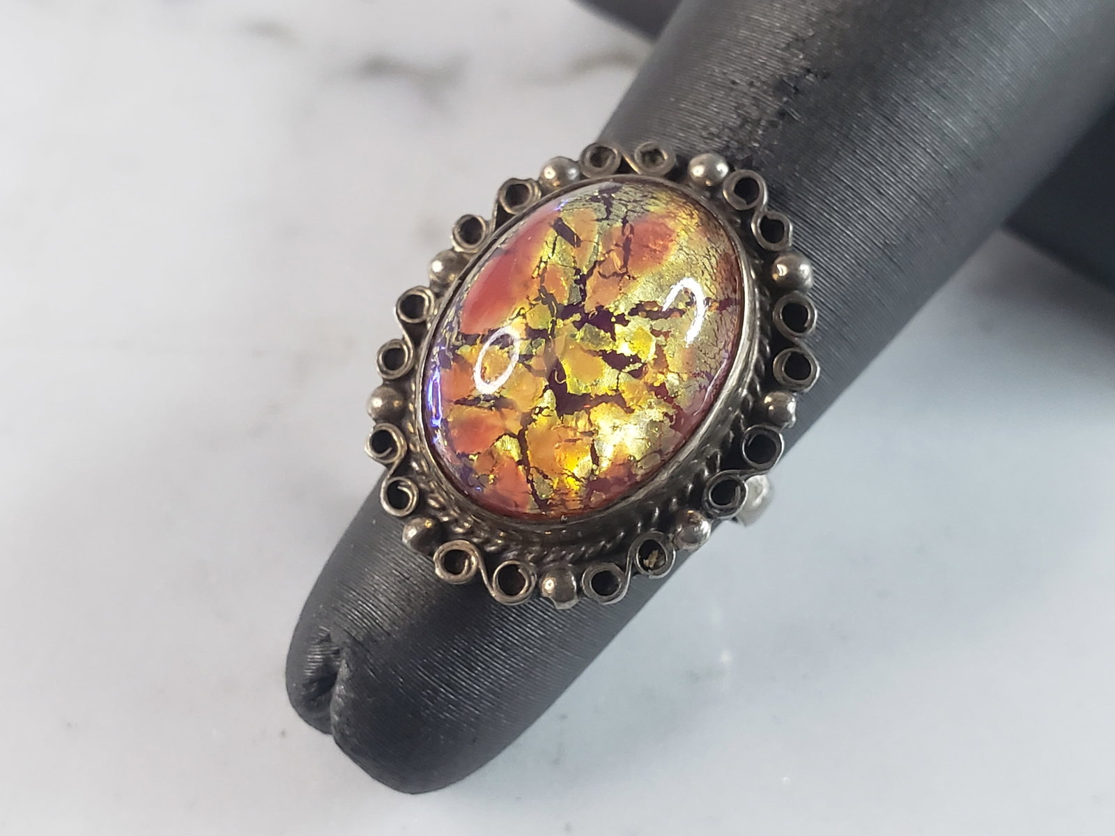 Womens Vintage Estate Sterling Silver Ring: A WOMENS VINTAGE ESTATE STERLING SILVER RING. THE TOTAL WEIGHT IS 4.6g, AND IS A SIZE 4.75. THE WIDTH OF THE RING IS 7/8". NOT SURE WHAT TYPE OF STONE IT IS, WHATEVER IT IS, IS REALLY COOL LOOKING. TH