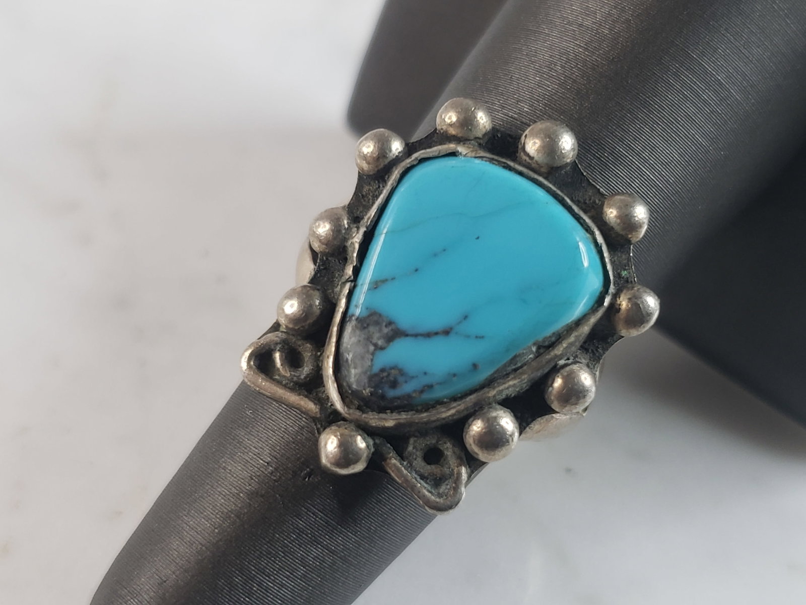 Womens Vintage Estate Sterling Silver Southwestern Turquoise Ring: A WOMENS VINTAGE STERLING SILVER TURQUOISE RING. THE TOTAL WEIGHT IS 10.1g, AND IS A SIZE 7.0. RING IS NOT MARKED BUT IT HAS BEEN TESTED AND IS GUARANTEED TO BE AS DESCRIBED. THIS RING WOULD MAKE A GR