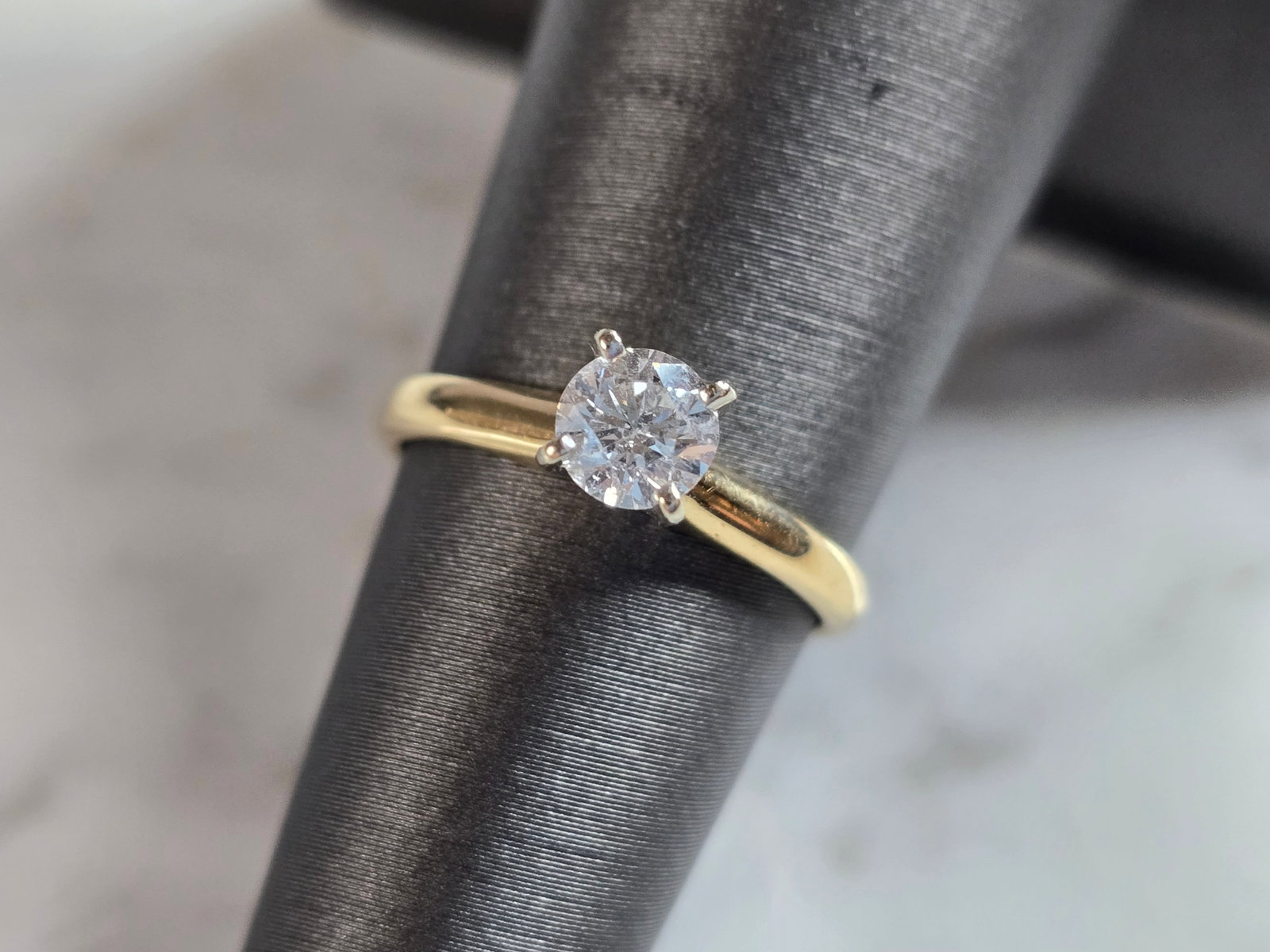 Womens Vintage Estate 14k Gold Diamond Engagement Ring: A WOMEN'S VINTAGE ESTATE 14K GOLD DIAMOND ENGAGEMENT RING. THE RING WEIGHS 2.1g. THE SIZE OF THE RING IS AN 5.0, ANDIS ABOUT 3/16" WIDE. THE DIAMOND IS ABOUT .46cts. MAKES A LOVELY GIFT FOR THAT SOMEO