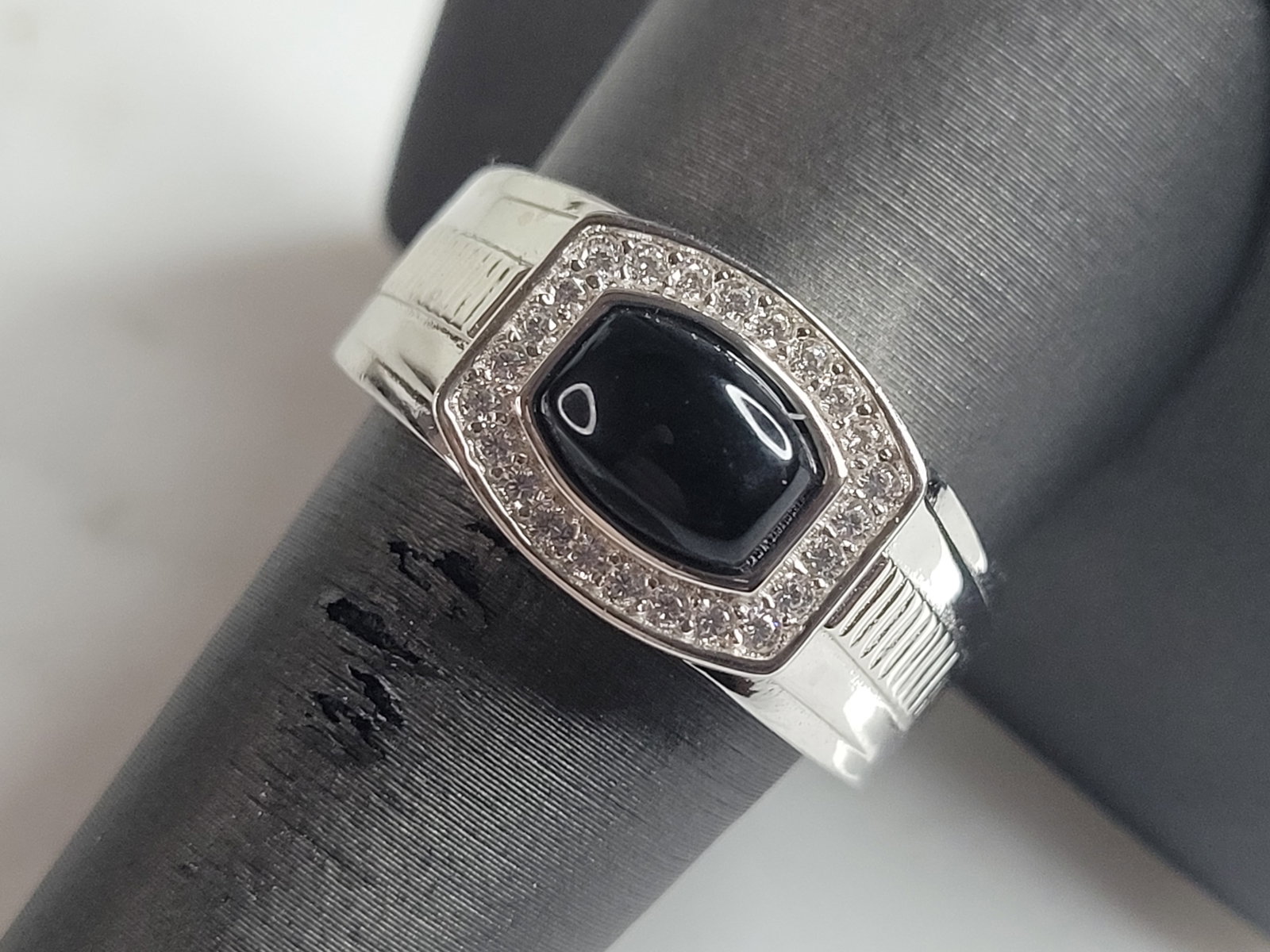 Mens Estate Sterling Silver Modernist Onyx Ring: A MENS ESTATE STERLING SILVER MODERNIST ONYX RING. THE RING WEIGHS 9.8g AND IS A SIZE 10.0. THE WIDTH IS ABOUT 3/8". THIS RING WOULD BE A WONDERFUL GIFT FOR THAT SPECIAL SOMEONE. ANY QUESTIONS PLEASE 