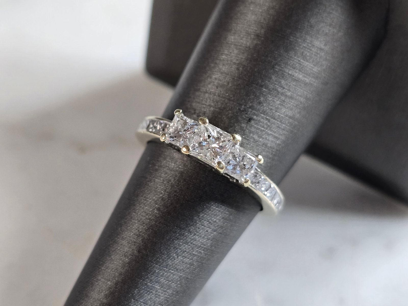 Womens Vintage Estate 14k White Gold Diamond Heart Ring: A WOMENS VINTAGE ESTATE 14K WHITE GOLD DIAMOND HEART RING. THE RING WEIGHS 2.7g, AND IS A SIZE 7.0. THERE ARE ABOUT 1.38cts OF DIAMONDS. RING IS MARKED 14k. WOULD MAKE A GREAT GIFT FOR THAT SPECIAL SO