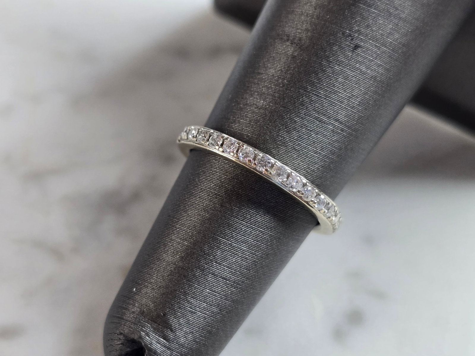 Womens Vintage Estate 14K White Gold Diamond Ring: A WOMENS VINTAGE ESTATE 14k WHITE GOLD DIAMOND RING. RING WEIGHS 2.5g, AND IS A SIZE 5.0. THERE ARE ABOUT .45cts OF DIAMONDS, AND IS ABOUT 1/8" WIDE. THIS WOULD MAKE A NICE GIFT FOR THAT SOMEONE SPECI