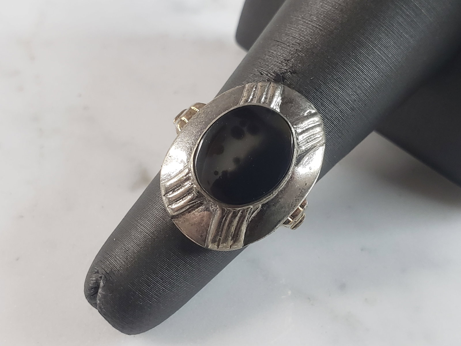 Womens Vintage Estate Sterling Silver & 10k Gold Ring: A WOMENS VINTAGE ESTATE STERLING SILVER & 10k YELLOW GOLD RING THAT WEIGHS 4.6g. THE RING IS A SIZE 4.75, AND MEASURES 1" WIDE. AS YOU CAN SEE THE SIDES ARE ACCENTED WITH 10K GOLD. NOT SURE WHAT THE C