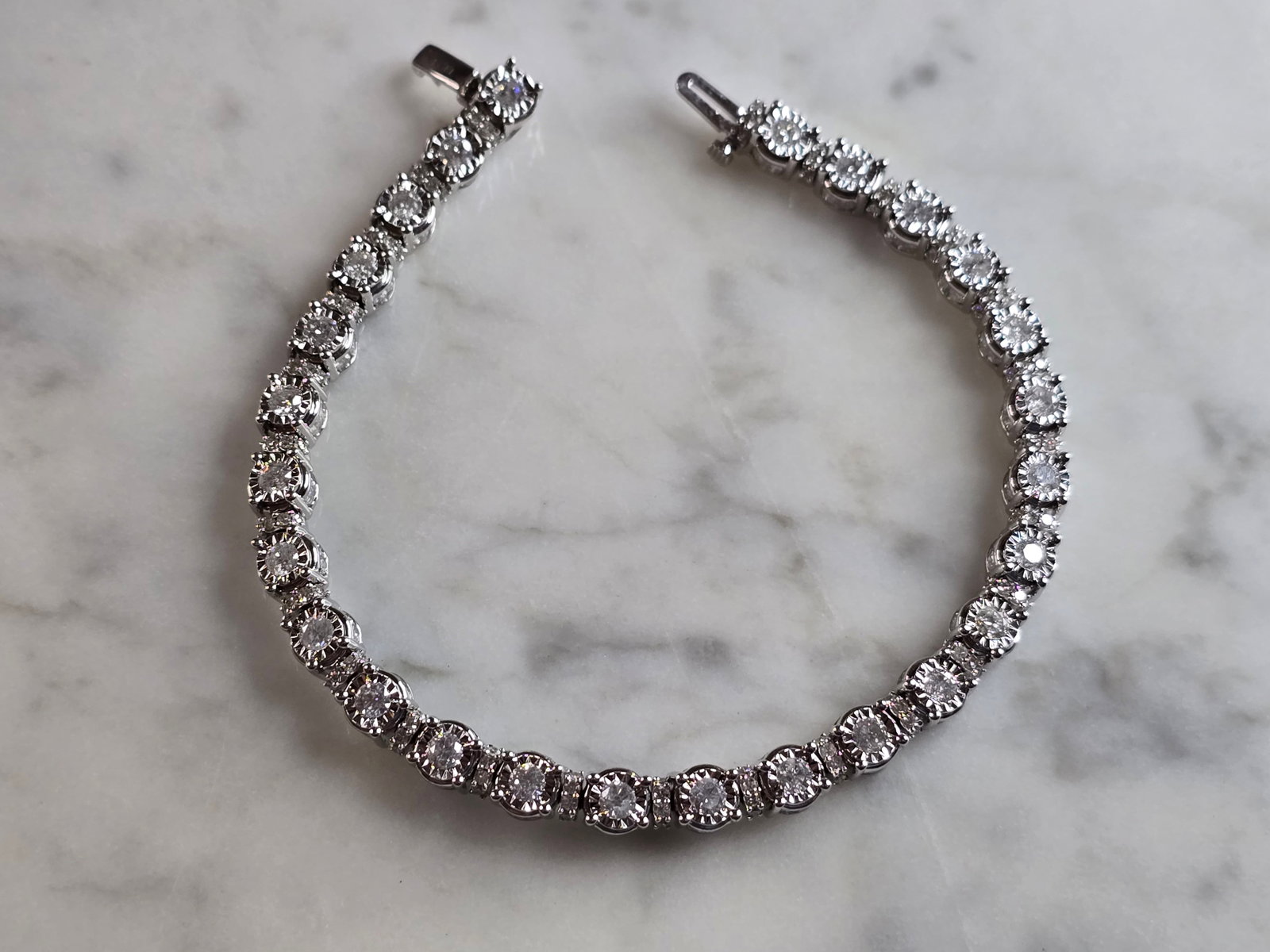 Womens Vintage Estate 10K White Gold Diamond Tennis Bracelet: A WOMENS VINTAGE ESTATE 10K WHITE GOLD DIAMOND TENNIS BRACELET . THE BRACELET MEASURES 7" LONG BY 3/16" WIDE, AND WEIGHS 16.1g. THERE ARE ABOUT 1.5cts OF DIAMONDS IN THIS BRACELET. WOULD MAKE A GREAT 