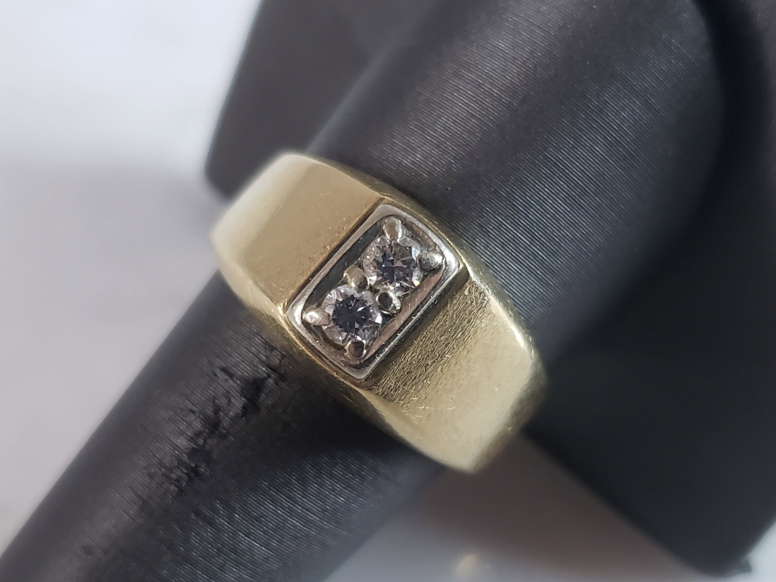 Mens Vintage Estate 14K Yellow Gold Diamond Ring: A MENS VINTAGE ESTATE 14K YELLOW GOLD BAND RING WITH .20cts OF DIAMONDS. THE RING WEIGHS 9.8g. THE SIZE OF THE RING IS A 10.0. RING IS MARKED ON THE INSIDE OF THE BAND. THIS MAKES A LOVELY GIFT FOR TH